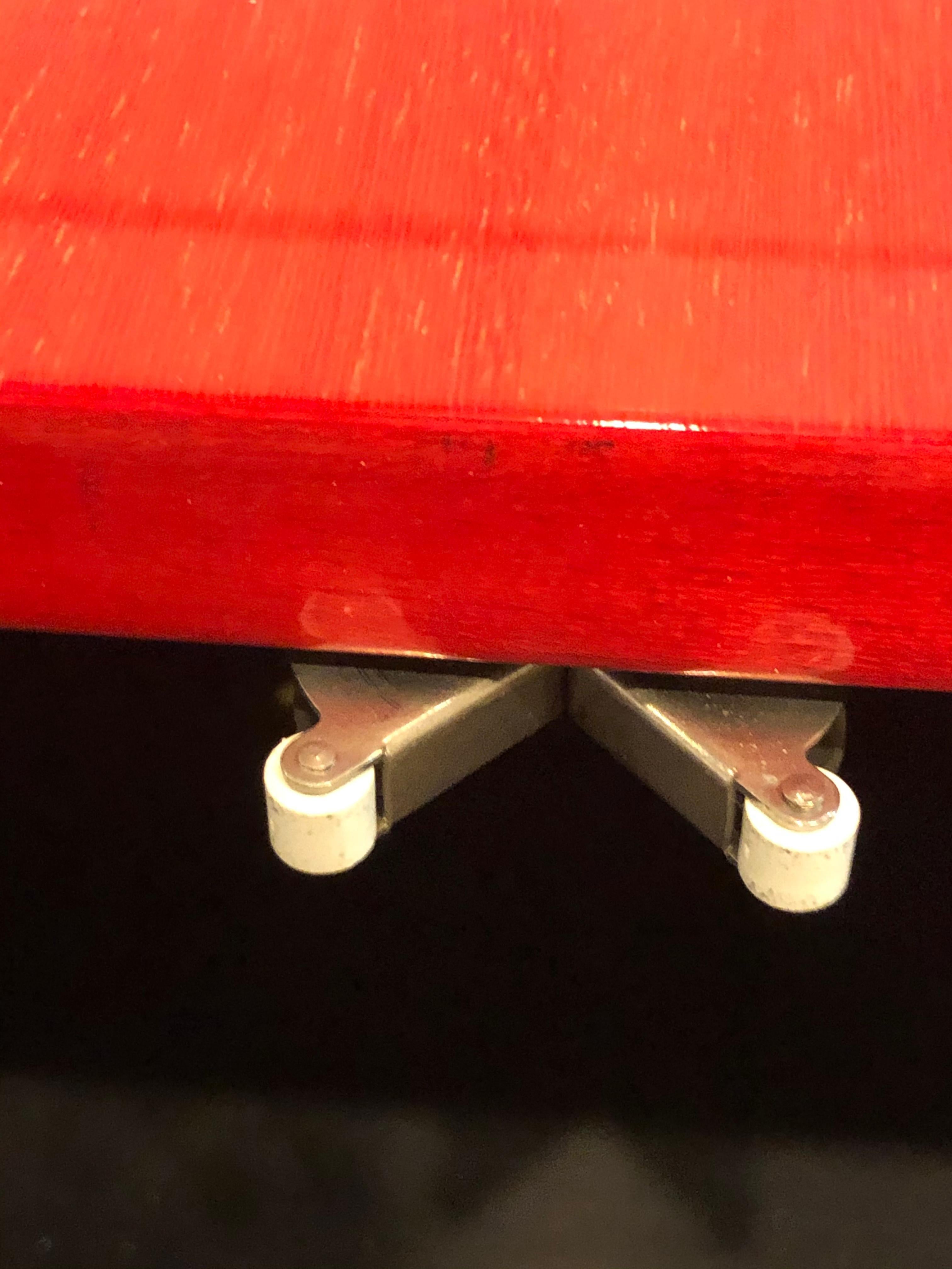 Janet Schwietzer, Pace, bibliothèque moderne Obra, laque rouge, acier, verre, années 1990 en vente 11