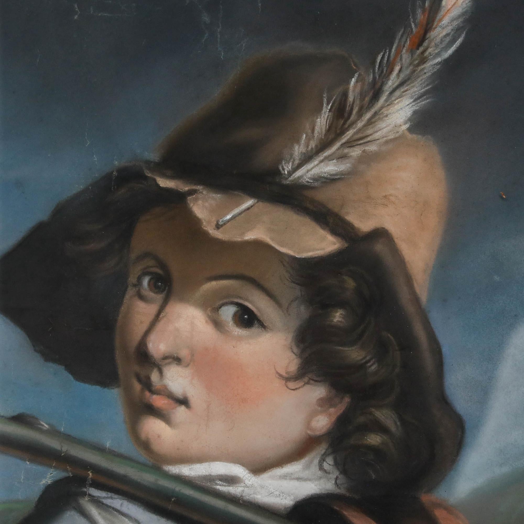 Un jeune garçon regarde en arrière par-dessus son épaule avec une expression satisfaite dans ce portrait pastel plein de caractère. Il a une plume à son chapeau, porte un bâton sur l'épaule et ses vêtements sont déchirés. Bien présenté dans un cadre