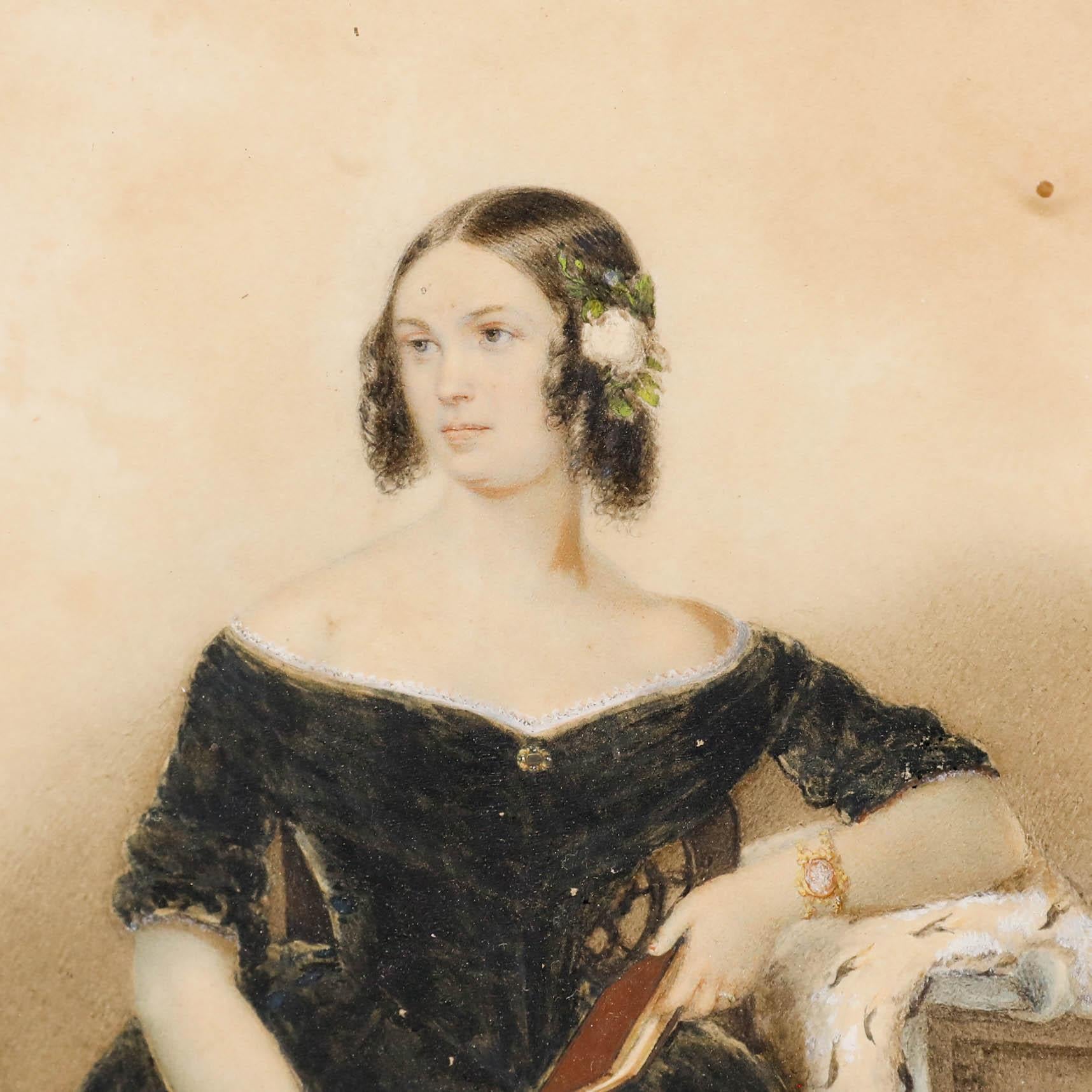 Ein zartes Porträt einer gut gekleideten jungen Dame. Sie trägt ein elegantes, schulterfreies Ballkleid mit einer frischen Blume im Haar. Die Künstlerin hat ihr markantes Gesicht und ihr zurückhaltendes Lächeln detailgetreu eingefangen. Gut