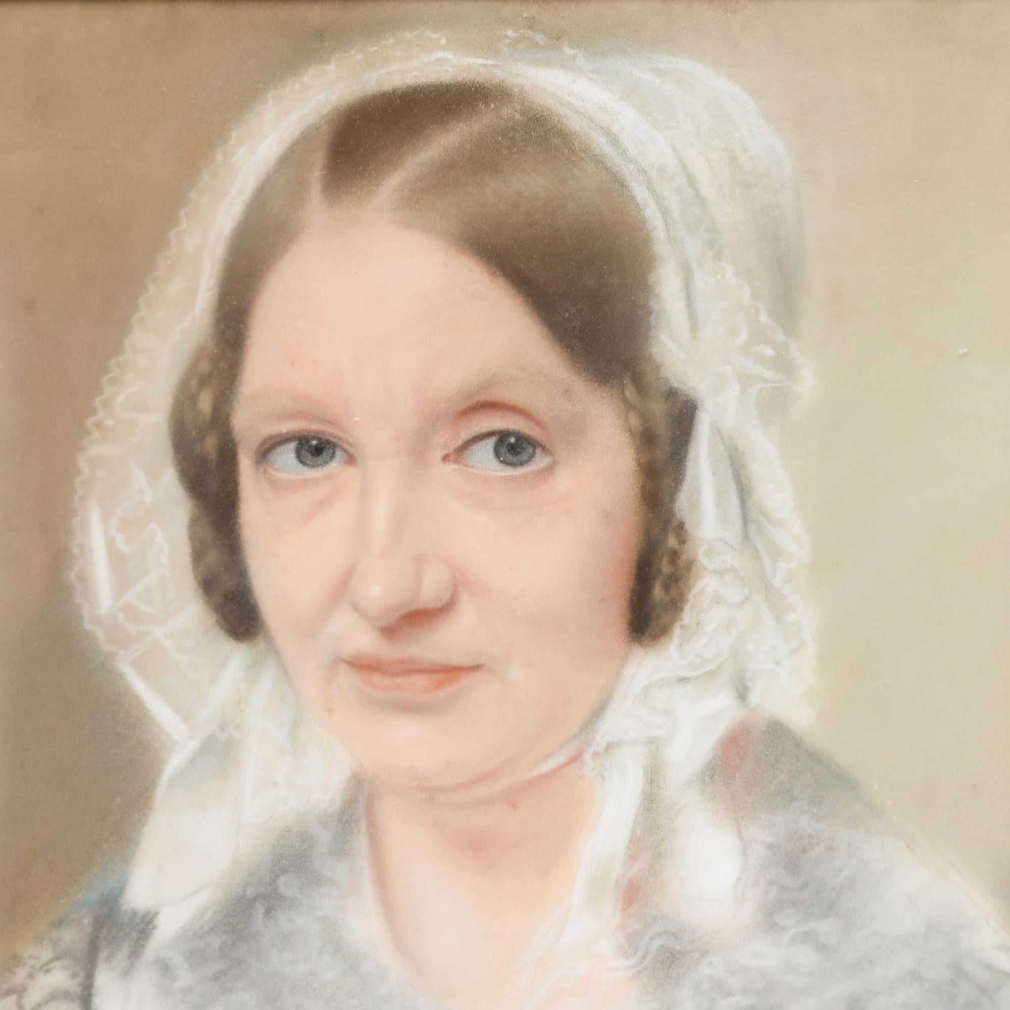 Portrait au pastel d'une femme en robe blanche et bonnet de dentelle. Une inscription en allemand au verso identifie le modèle comme étant Mme Hauptmann (née Schmidt) de Putlitz, en Allemagne. Bien présenté dans un cadre vintage à effet doré. Non