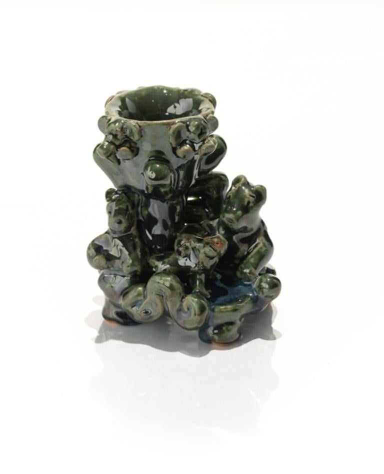 Portavelas verde con osos, de Jeffry Mitchell, 2020

Más información:
Medio: Cerámica esmaltada
Dimensiones: 4 1/2 x 4 pulg.

Sobre el artista: El principal medio de Jeffry Mitchell es la cerámica y conoce bien sus tradiciones en todo el mundo