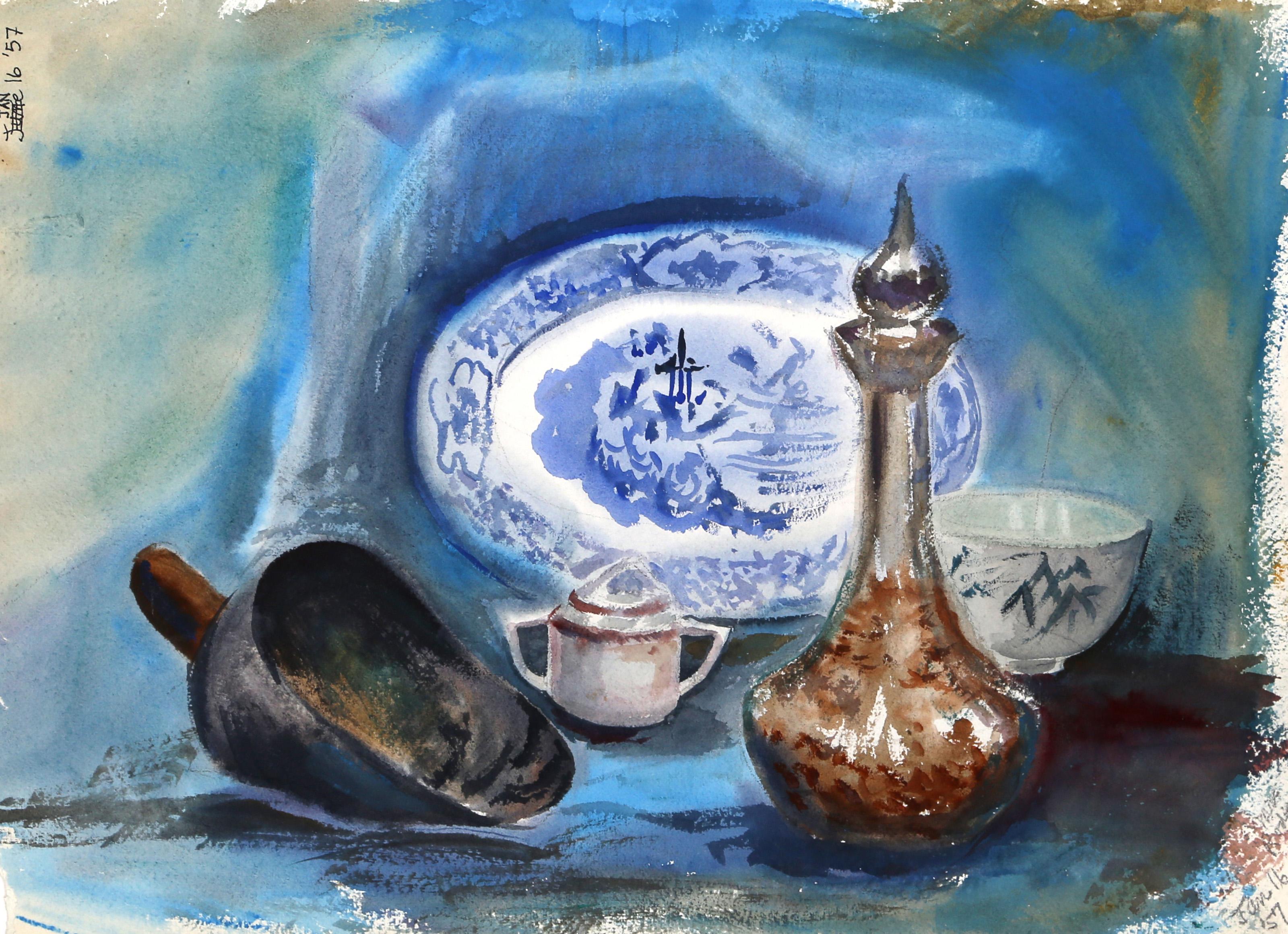  Eve Nethercott, estadounidense (1925 - 2015) -  Bodegón con plato (P6.61), Año:  1957, Medio:  Acuarela sobre papel, Tamaño:  15  x 20 pulg. (38,1  x 50,8 cm), Descripción:  Colocados sobre un tapiz azul y verde azulado, el plato y la taza de té de