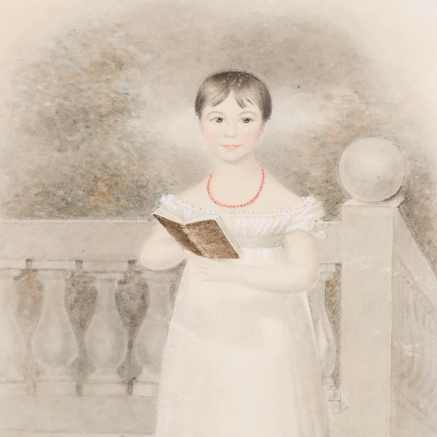 Questo delicato acquerello del XIX secolo con gouache raffigura una giovane ragazza in posa con un libro in mano. L'opera è presentata in una splendida montatura wash-line con un esclusivo bordo marmorizzato e una cornice con perline dorate. Senza