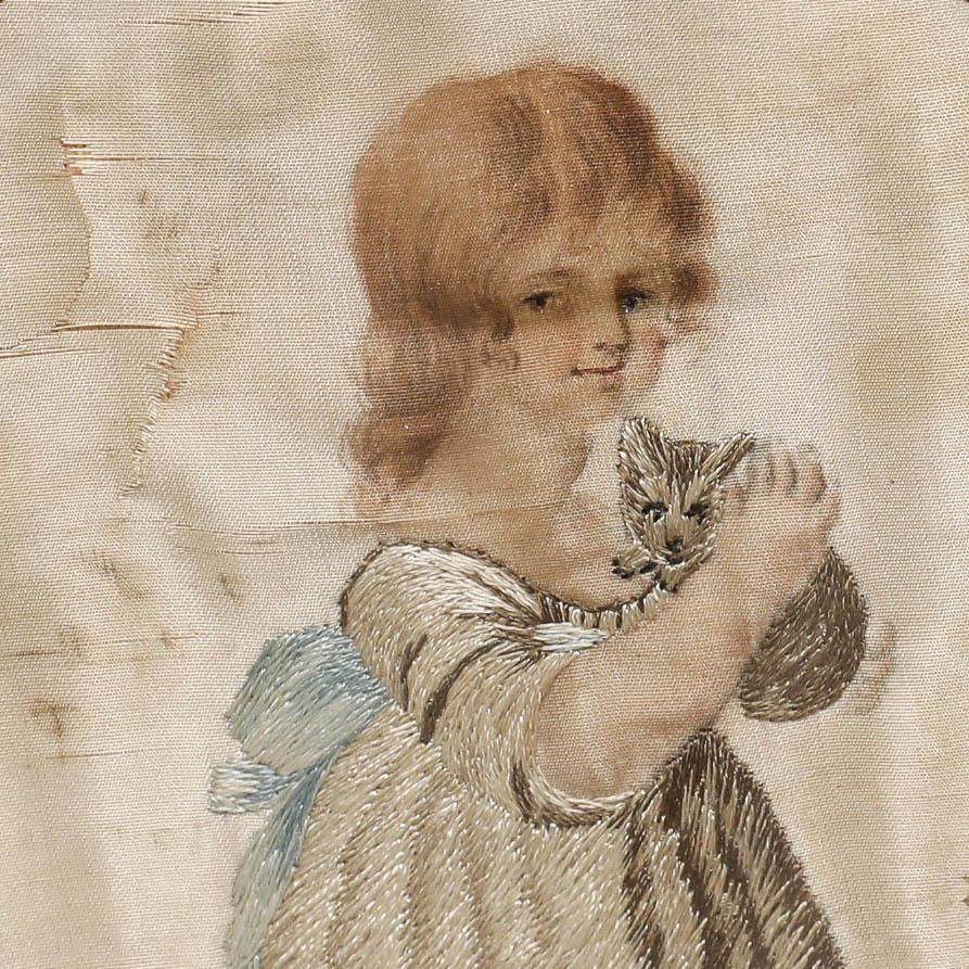 Ricamo georgiano dell'inizio del XIX secolo incorniciato - Ragazza con gattino in vendita 1