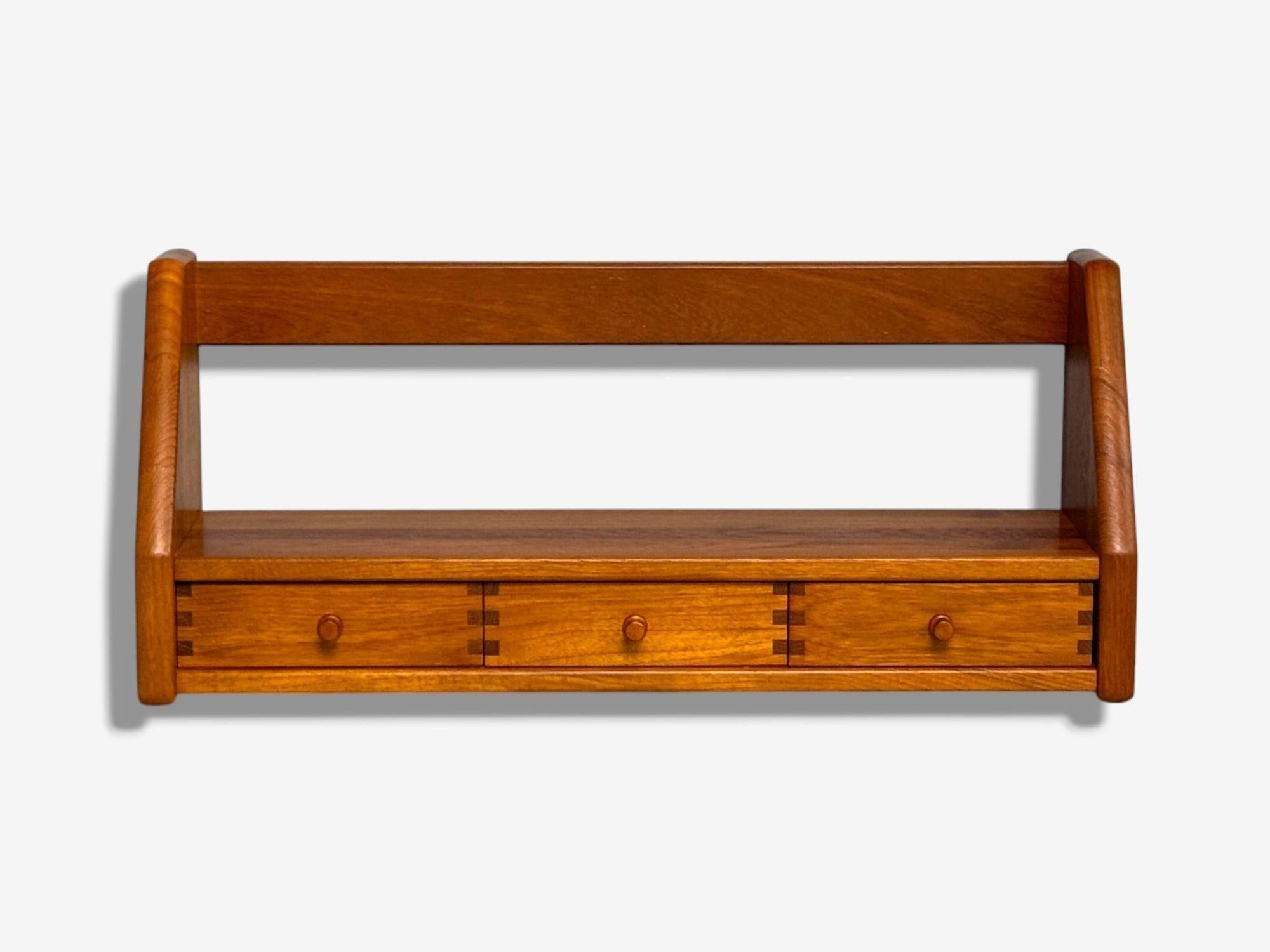 Dyrlund, moderne suédois, teck, étagère murale, Danemark, années 1960

Étagère murale suédoise moderne du milieu du siècle, conçue et produite par Dyrlund en Suède vers les années 1960. Cet exemple comporte trois tiroirs à queues d'aronde apparentes