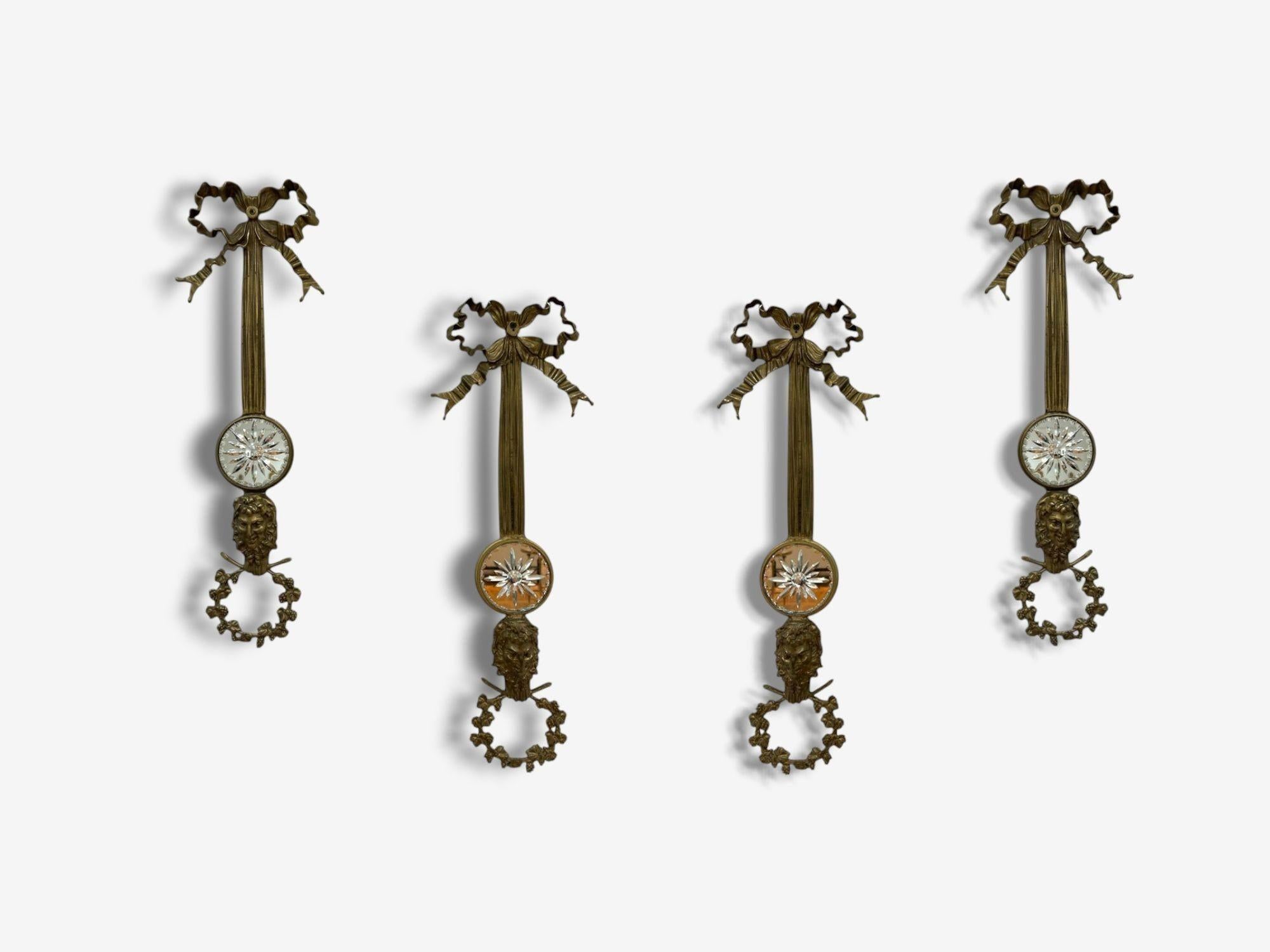 Ensemble de quatre appliques murales en bronze de style Louis XVI

Deux paires de décorations murales françaises de style Louis XVI, avec des détails en bronze en forme de nœuds et d'arcs, des moulages de masques de Bacchus et des rondeaux en miroir