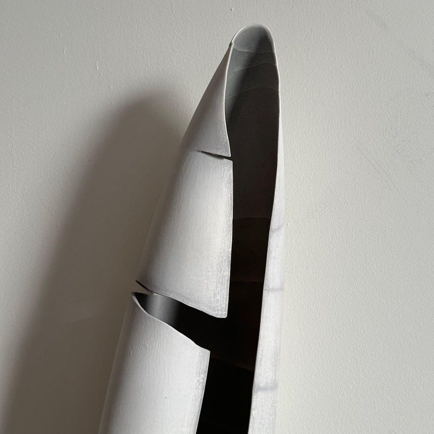 Paula Murray, Zeitgenössisch, Porzellan Wandkunst, Hängegefäß, Grau, Blau, 2021 im Angebot 2