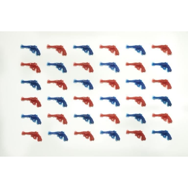Pistola rossa Pistola blu (installazione di 36 pezzi) di Yoram Wolberger, 2014 

Informazioni aggiuntive:
Mezzo: Calco in resina (36 pezzi)
Dimensioni: 54 × 84 × 1 1/2 in (137,2 × 213,4 × 3,8 cm)

Yoram Wolberger utilizza giocattoli d'infanzia e