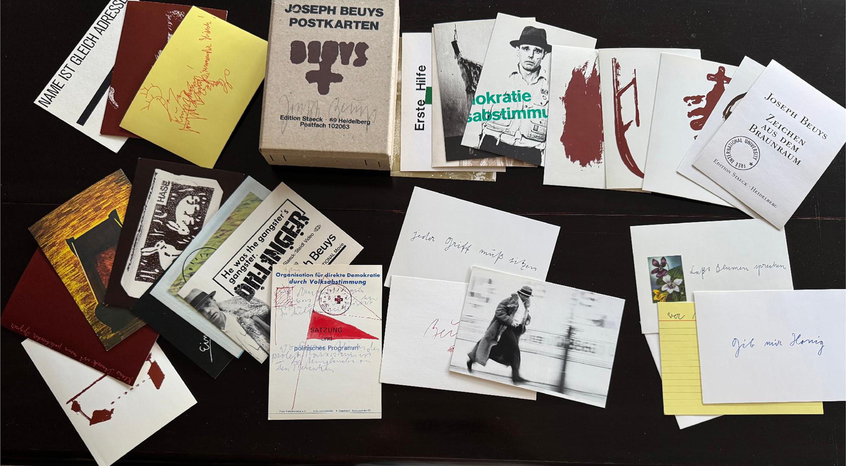 Joseph Beuys, Alemán (1921 - 1986) - Postkarten, Medio:  88 Postales, 2 firmadas, Tamaño:  6 x 4 in. (15.24 x 10.16 cm) 