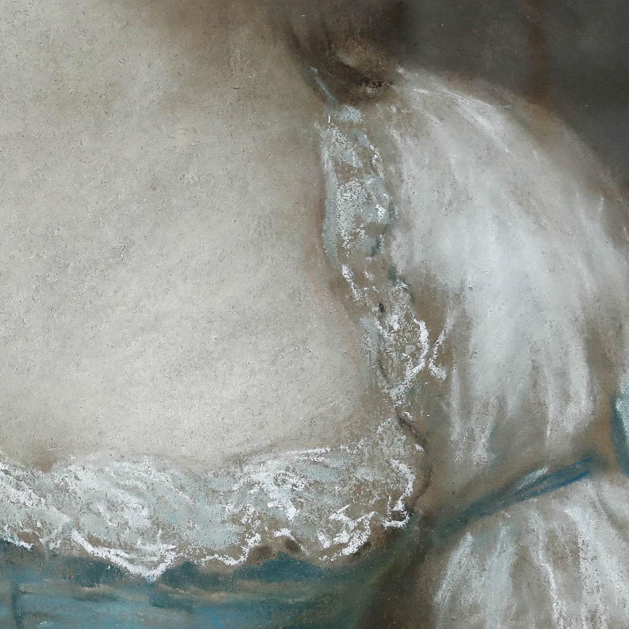 Un logrado retrato de una dama con un vestido azul y blanco, con la mirada dirigida musitadamente hacia la parte superior derecha. Bien presentado en un marco oval dorado con un lazo decorativo en la parte superior. Sin firmar. Sobre el papel.