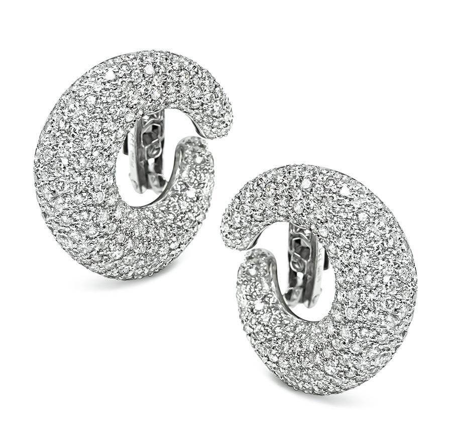 Se trata de un par de pendientes de platino increíbles. Los pendientes llevan brillantes diamantes de talla redonda que pesan aproximadamente 5.68 ct. El color de estos diamantes es G-H con claridad VS. Los pendientes miden 25 mm por 24 mm y pesan