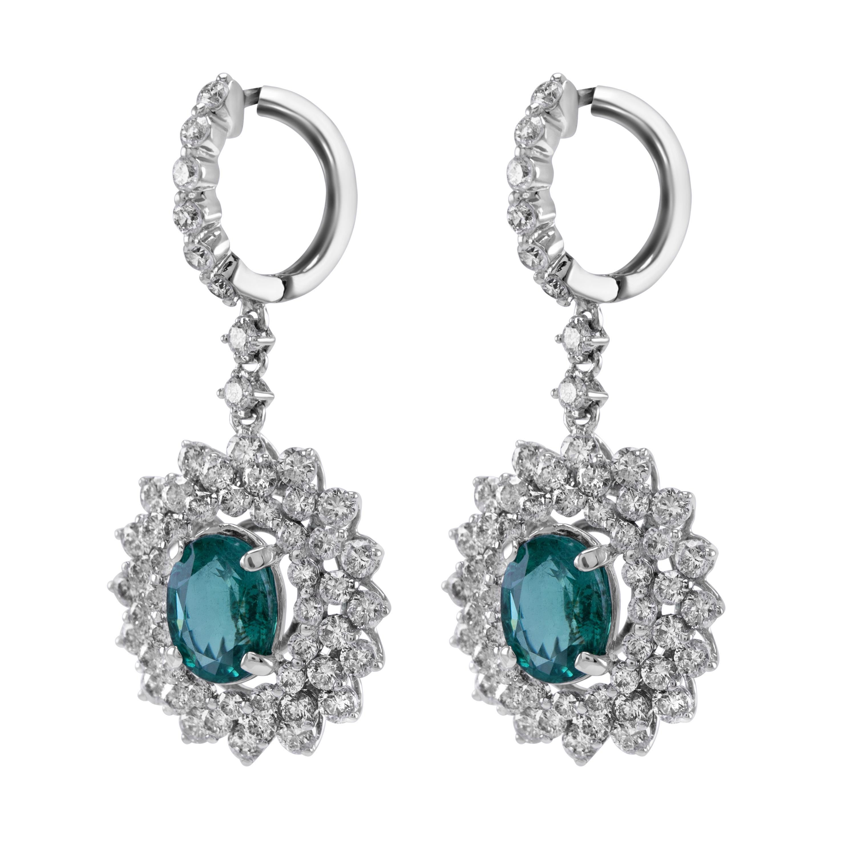 Bellissimi orecchini con smeraldo ovale naturale e diamanti naturali di forma mista. 
5.68 carati di peso totale della gemma.
2 smeraldi ovali taglio smeraldo, olio F2 circa. 112 diamanti tondi brillanti, 2,43 carati. Colore G e purezza VS2/SI1. Oro
