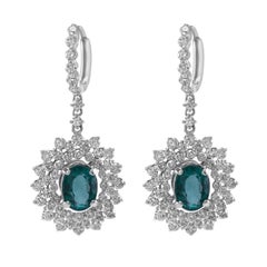 Collana con smeraldo ovale e diamanti da 5,68ctt in oro bianco 18 carati