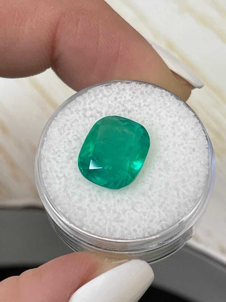 Esmeralda colombiana verde azulada de 5,69 quilates - Chivor Gema auténtica talla cojín en Nuevo estado para la venta en Jupiter, FL