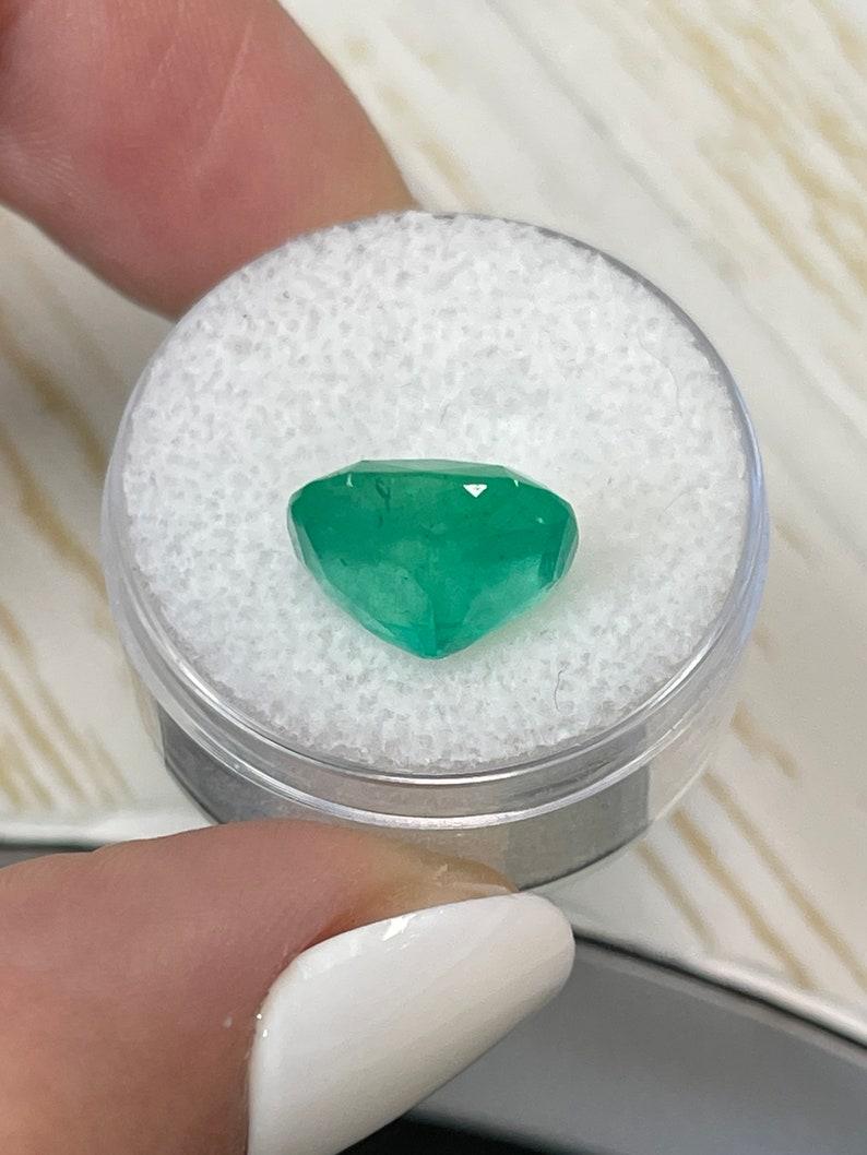 De las mujeres Esmeralda colombiana verde azulada de 5,69 quilates - Chivor Gema auténtica talla cojín en venta