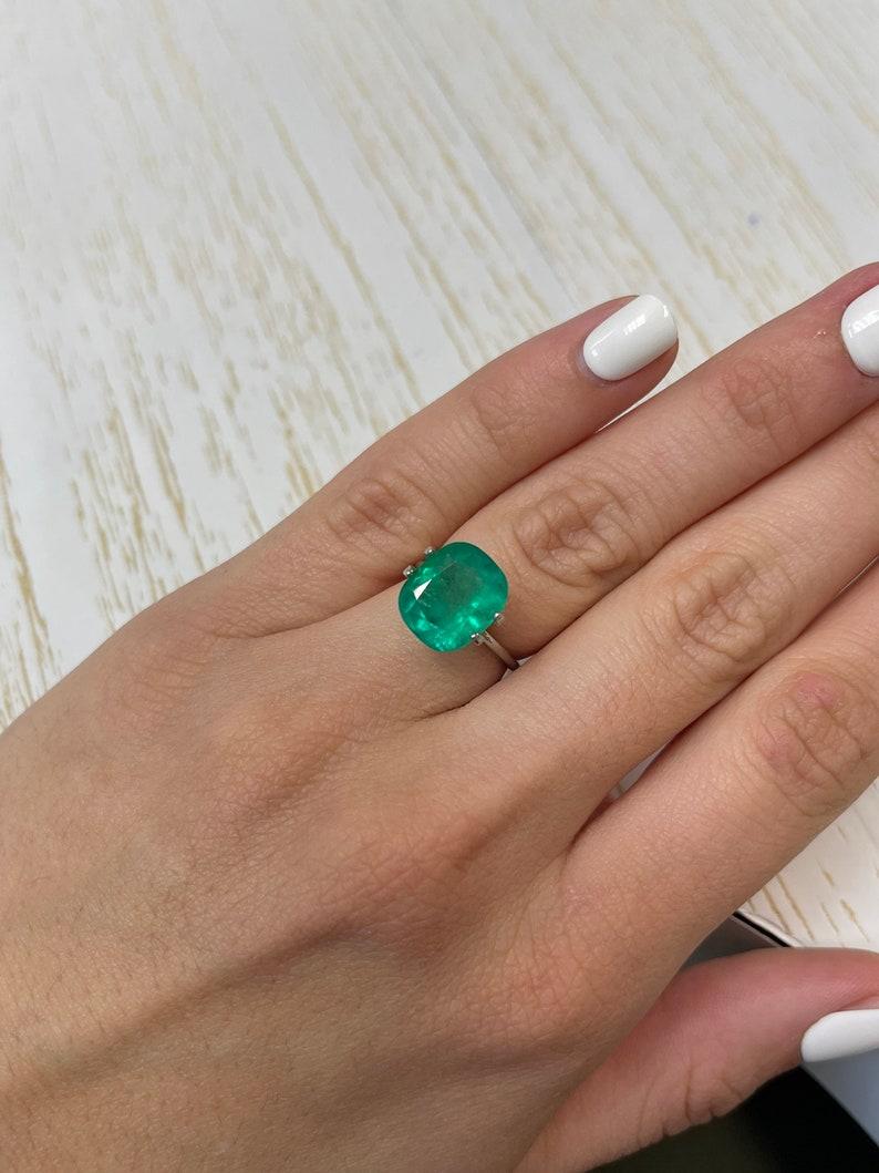 Esmeralda colombiana verde azulada de 5,69 quilates - Chivor Gema auténtica talla cojín en venta 1