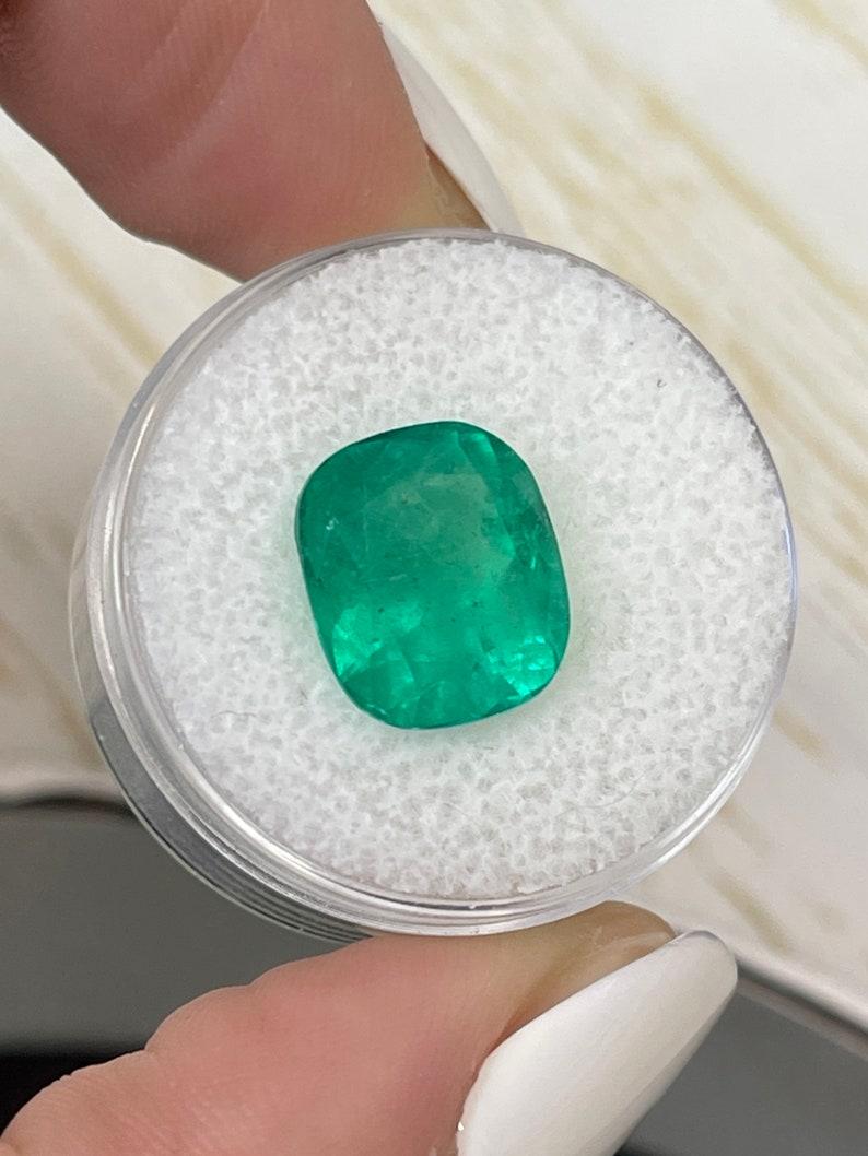 Esmeralda colombiana verde azulada de 5,69 quilates - Chivor Gema auténtica talla cojín Moderno en venta