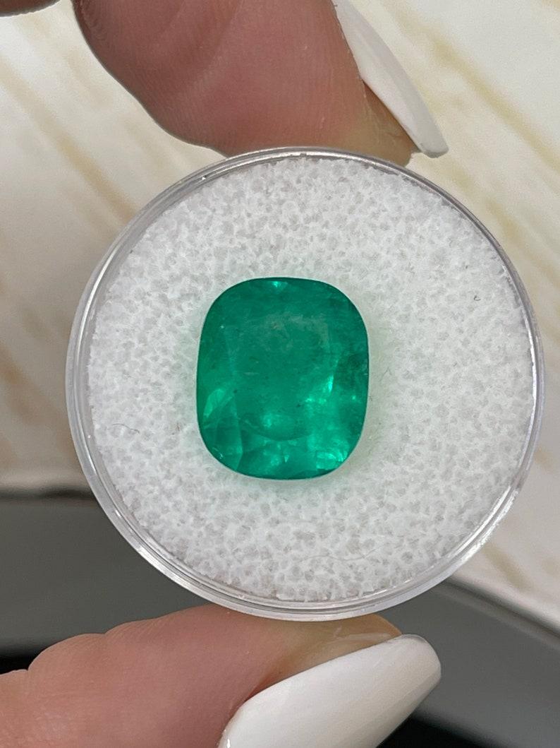 Piedra: Esmeralda
Peso: 5,69 quilates
Forma: Corte de cojín
Claridad: Transparente
Lustre: Muy bueno
Color: Verde azulado
Medidas: 12,19 mm x 10,33 mm x 7,39 mm
Origen geográfico: Colombia
Tratamiento: Natural, Engrasado

Observaciones: Debido a sus