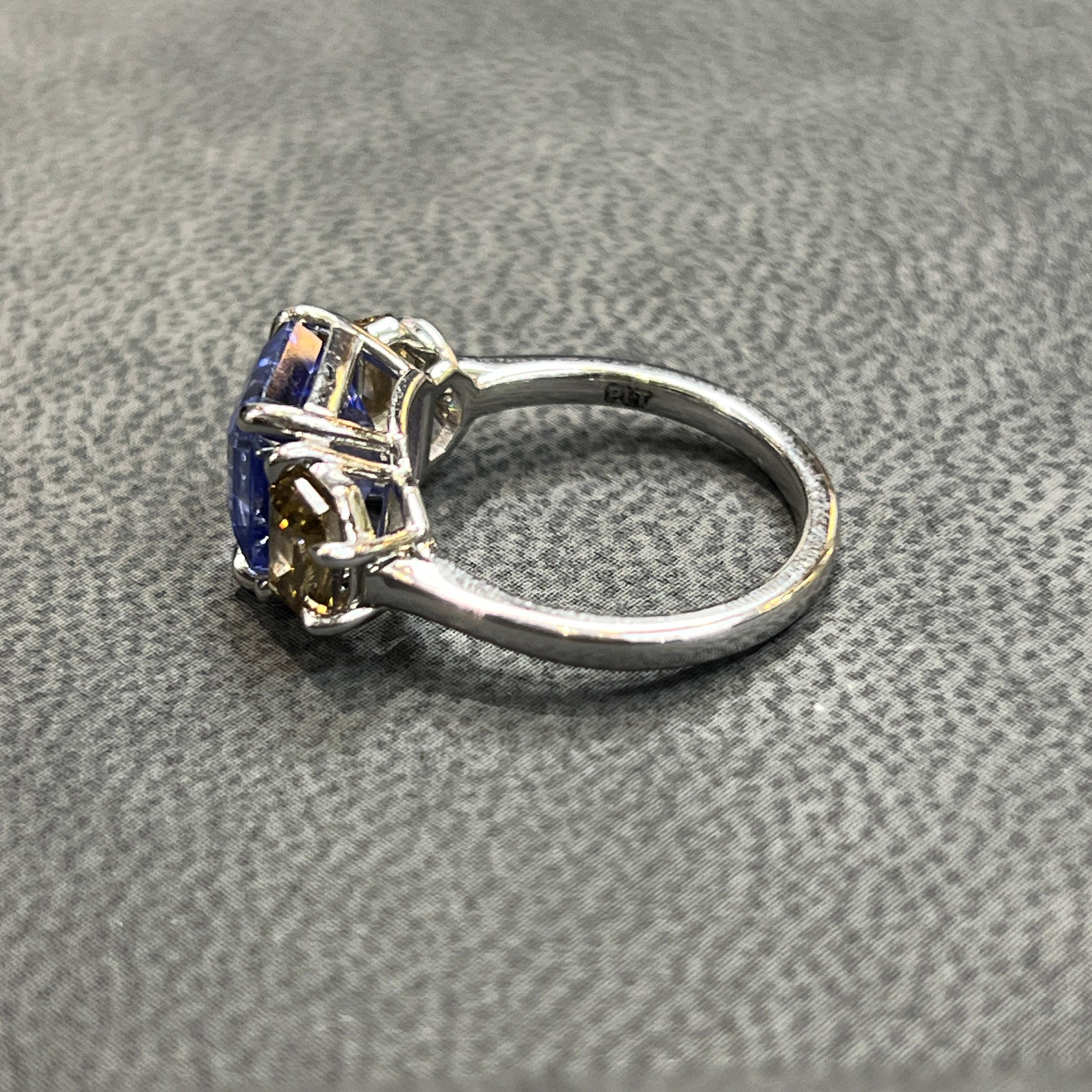 5.69 carat Certified Natural Sapphire & Diamond Ring In Excellent Condition For Sale In New York, NY