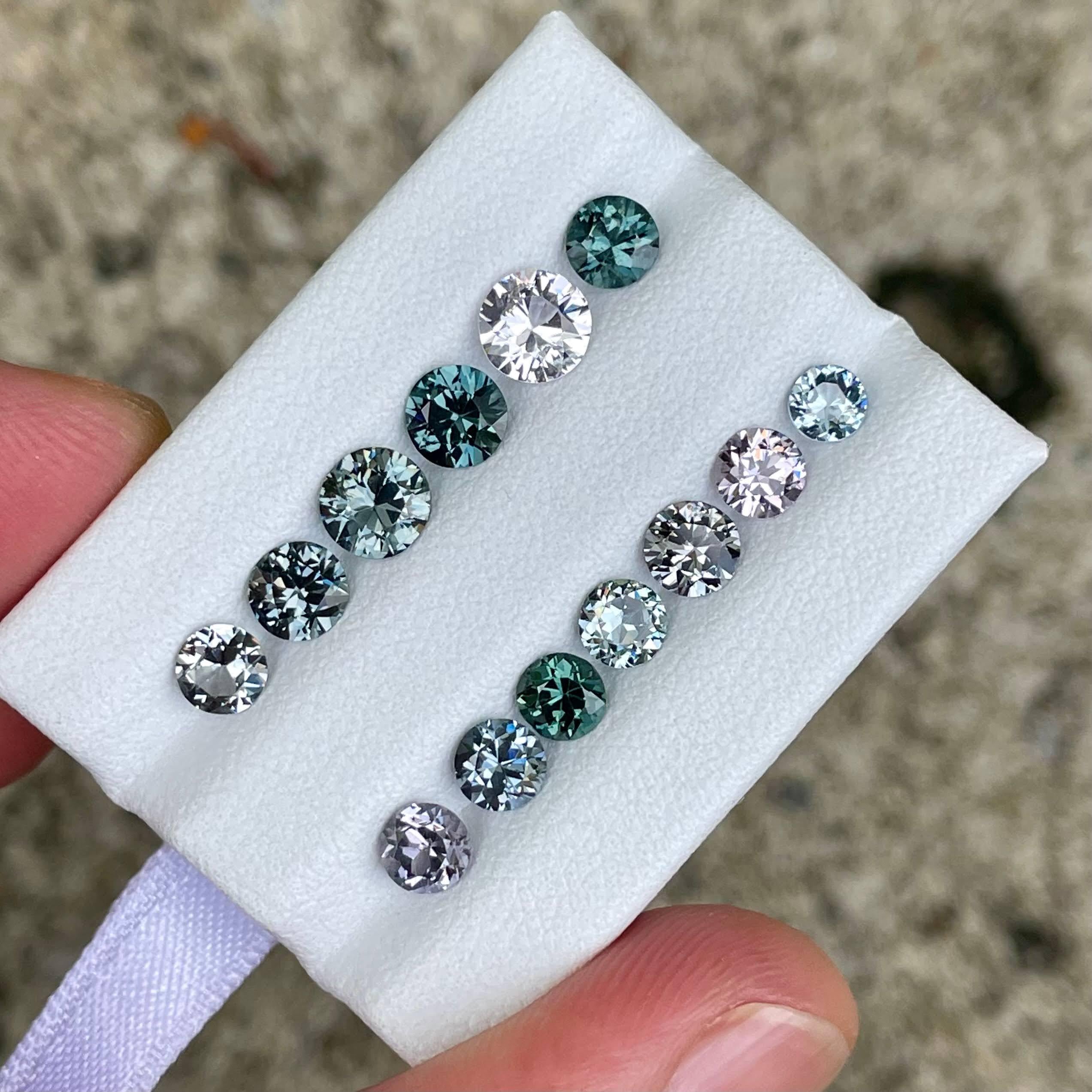 Moderne Lot de 13 pièces de spinelles taille ronde de Birmanie de 5,69 carats en vente