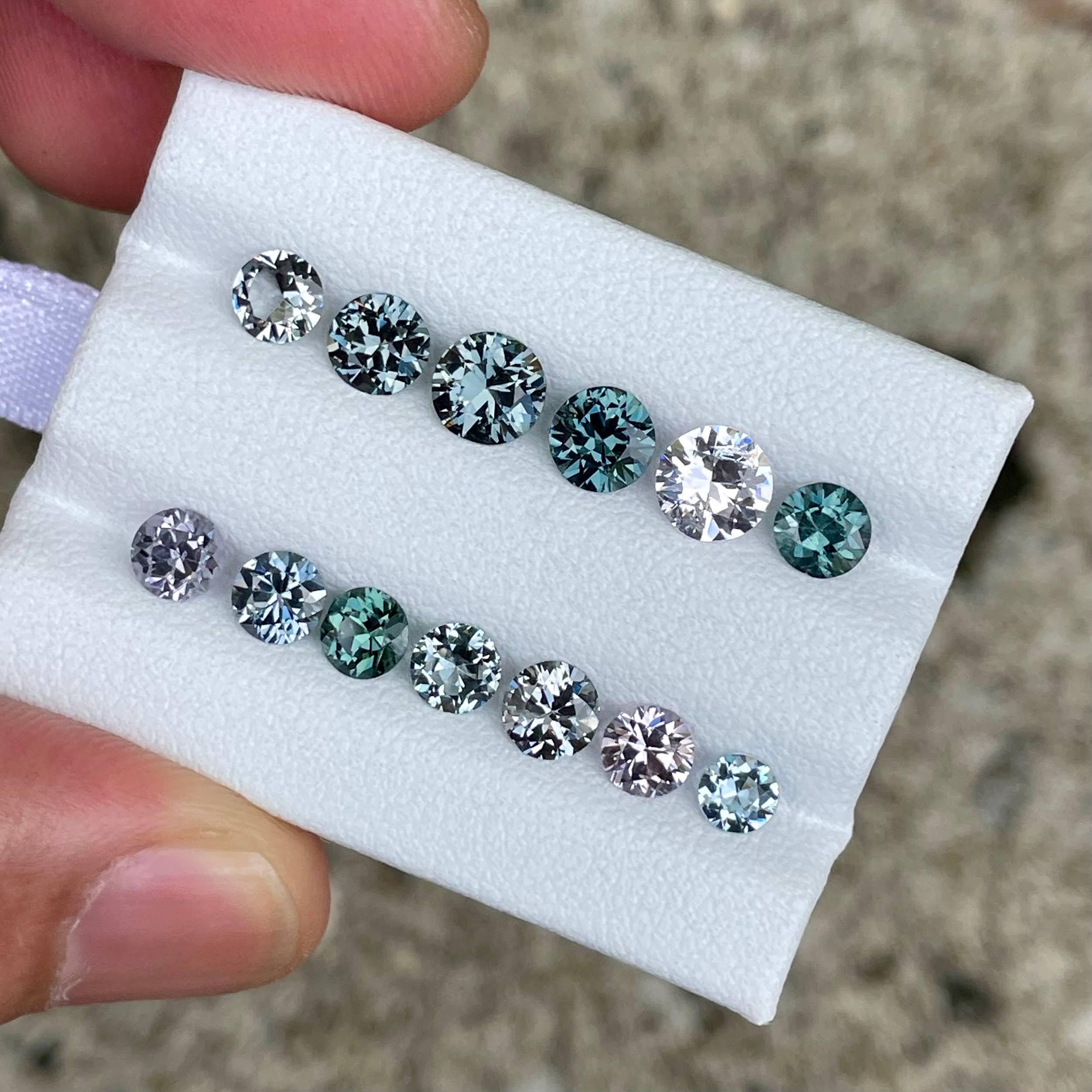 Taille ronde Lot de 13 pièces de spinelles taille ronde de Birmanie de 5,69 carats en vente