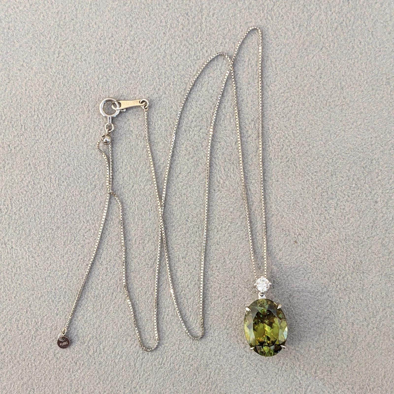 Taille ovale Collier pendentif en platine avec sphène ovale et diamant rond de 5,69 ct en vente