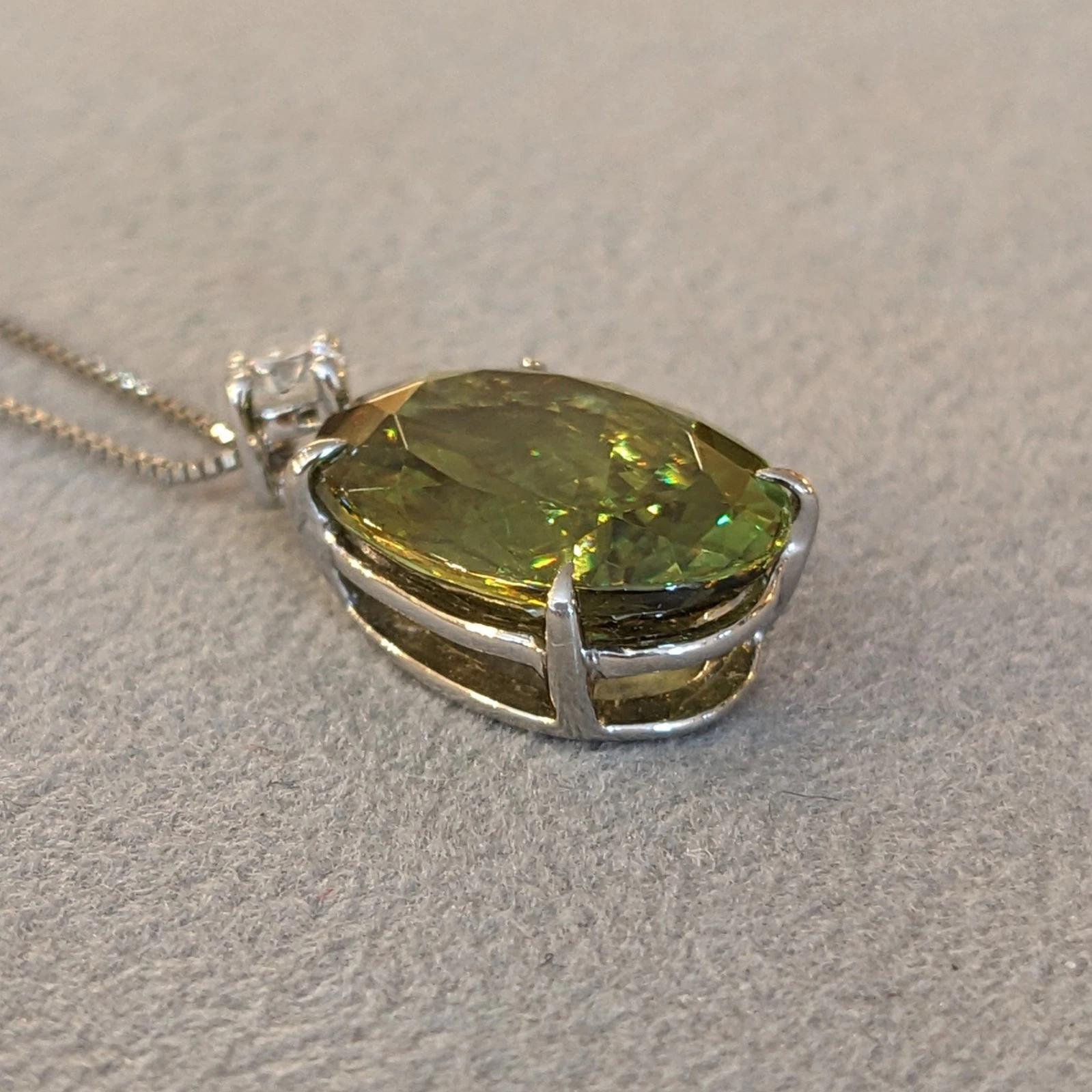 Collier pendentif en platine avec sphène ovale et diamant rond de 5,69 ct Excellent état - En vente à La Jolla, CA