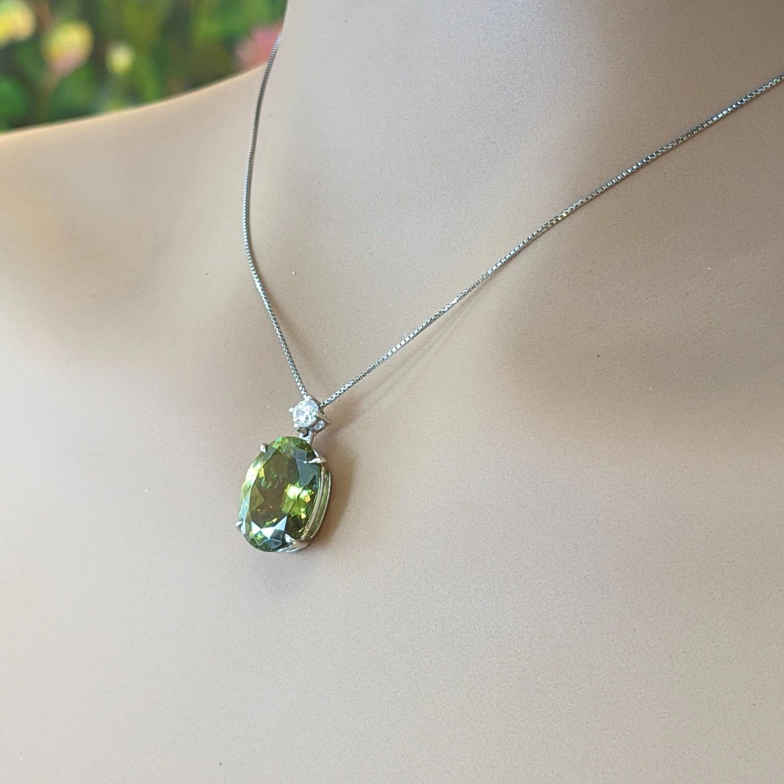 Collier pendentif en platine avec sphène ovale et diamant rond de 5,69 ct Pour femmes en vente