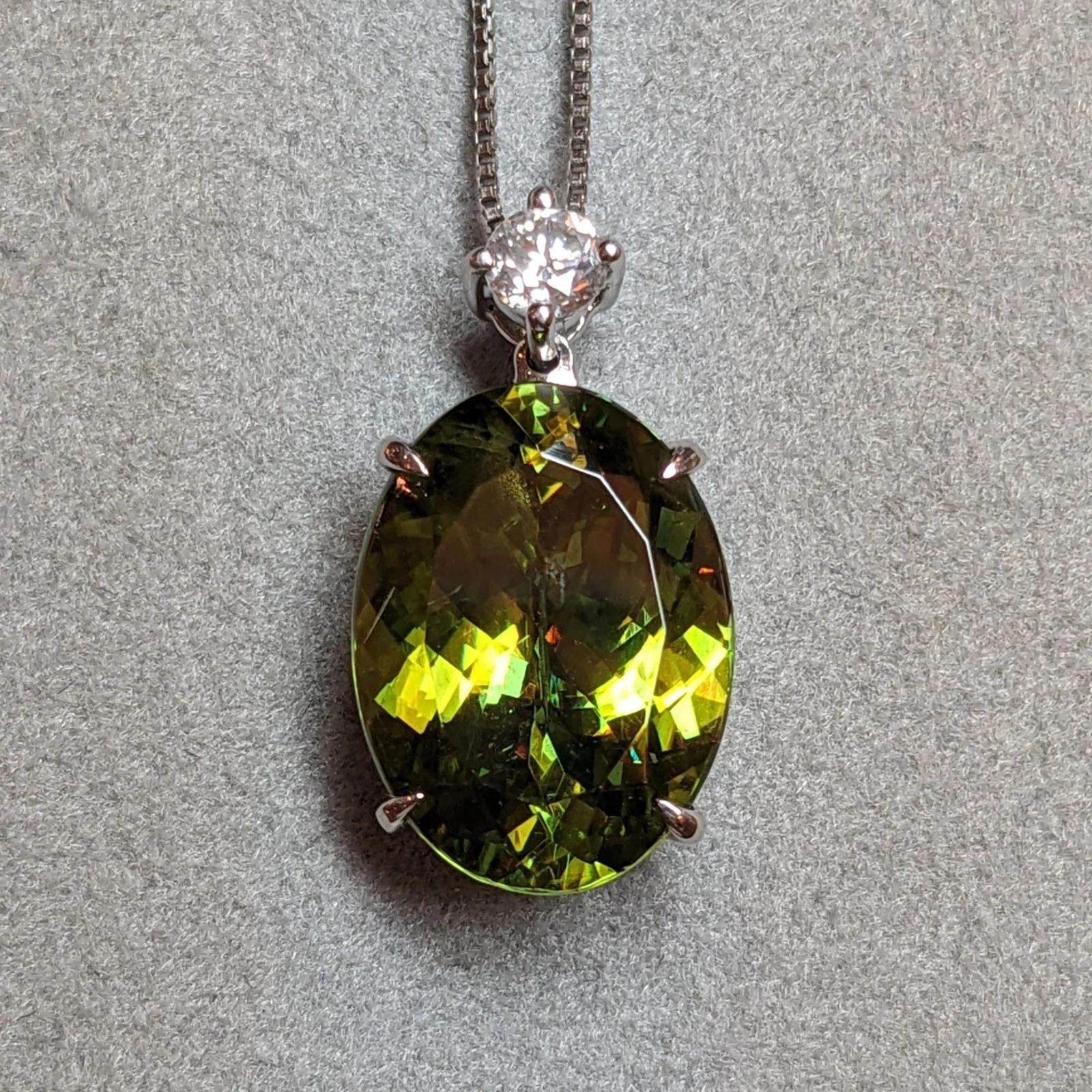 Collier pendentif en platine avec sphène ovale et diamant rond de 5,69 ct en vente 1