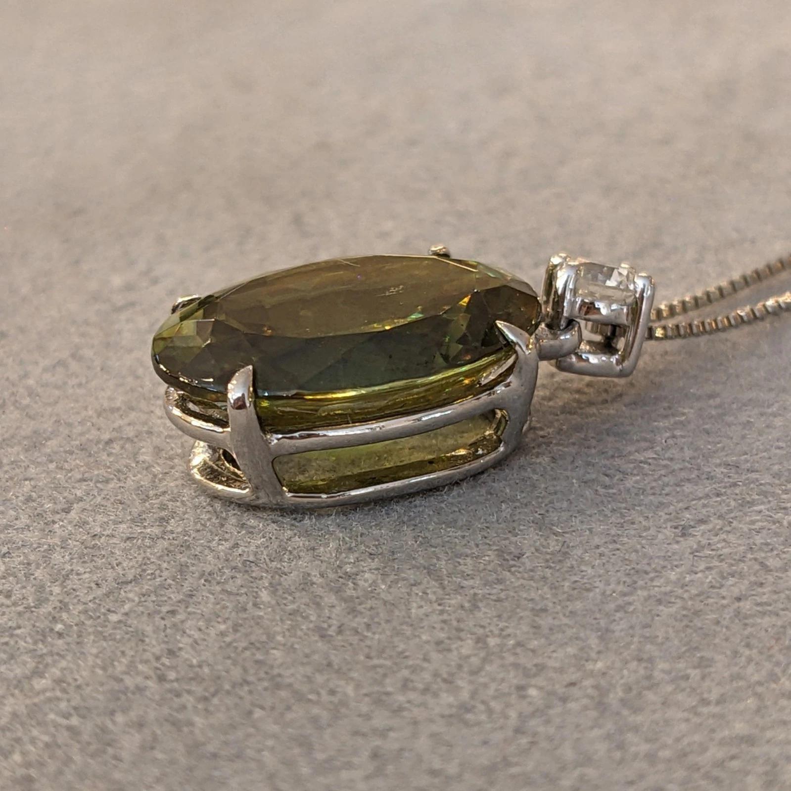 Collier pendentif en platine avec sphène ovale et diamant rond de 5,69 ct en vente 2