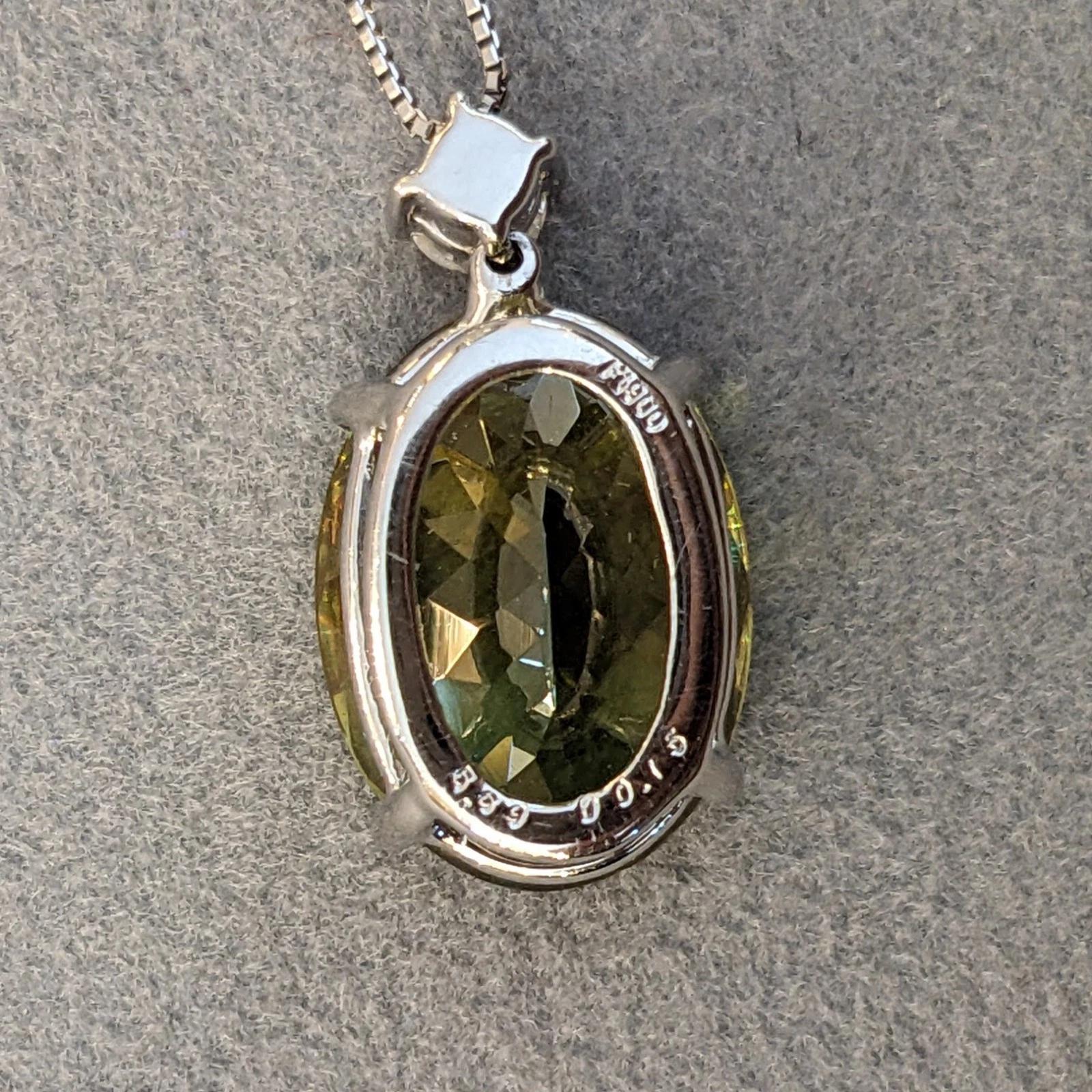 Collier pendentif en platine avec sphène ovale et diamant rond de 5,69 ct en vente 3