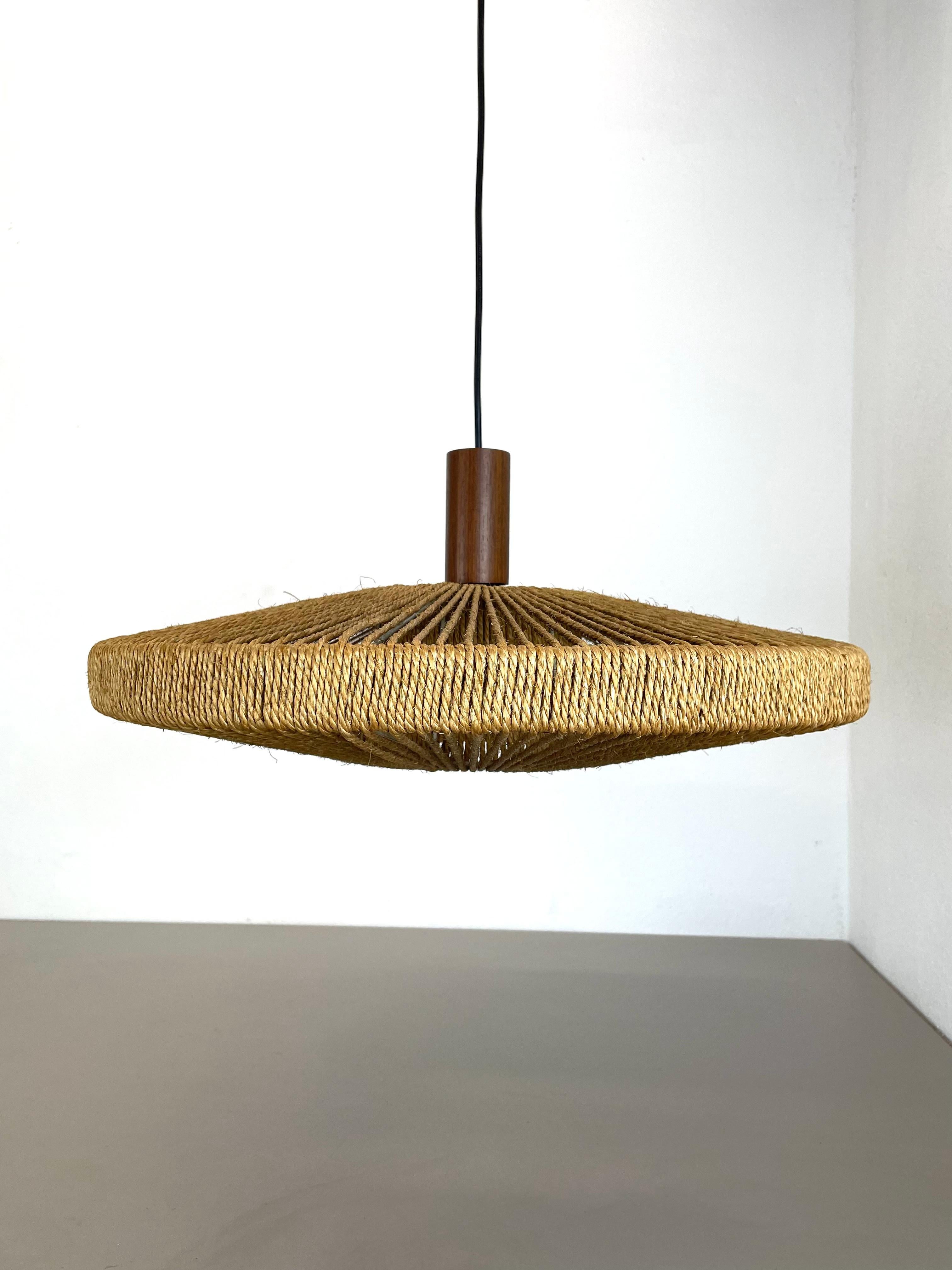 Article:
Hanging light
Producer:
TEMDE Lights, Germany
Origin:
Germany
Age:
1960s
Original vintage 1960s hanging light made in Germany. High quality German production with a ufo formed metal frame covered by a sisal structure. The object was