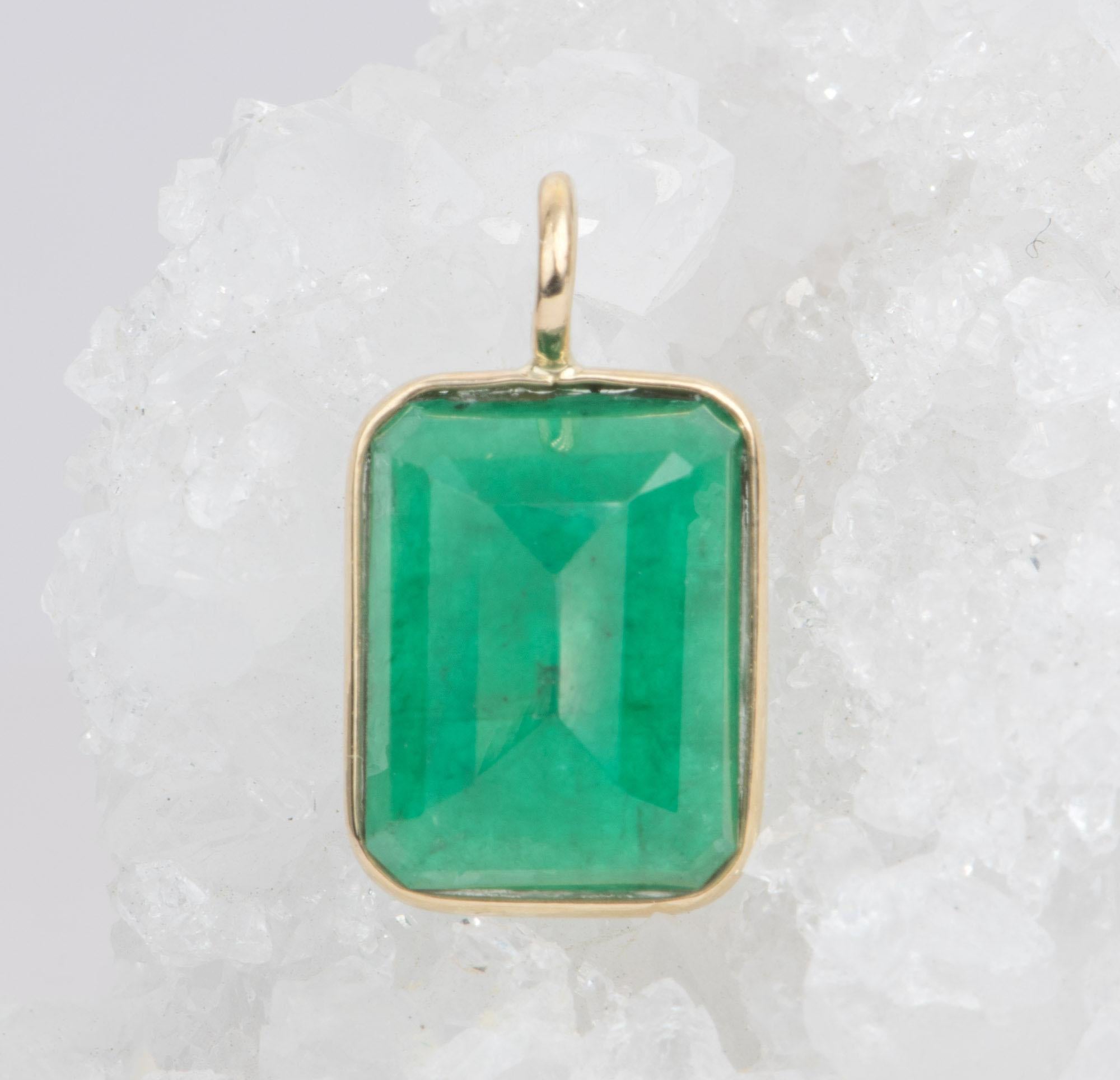 ♥  This faceted emerald is set in a simple gold bezel and gold bail. 
♥  This listing is for the pendant ONLY

♥ Material: 14K yellow gold
♥ Gemstone: Emerald, 5.6ct
♥  Measurements: The overall setting measures 9.7mm in width, 14.0mm in length, and