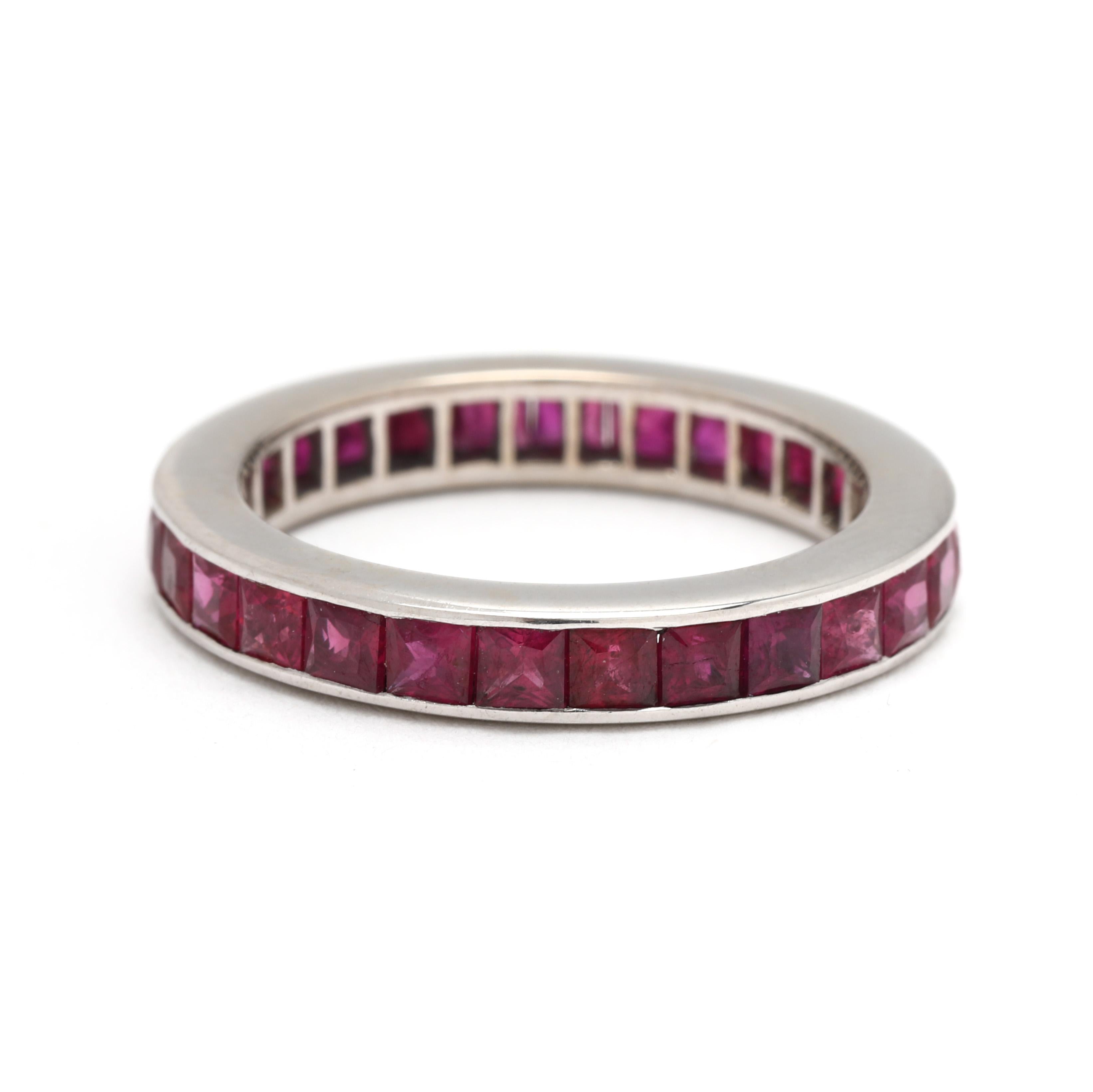 Pierres :
rubis, 56 pierres
coupe carrée
2.25 mm
environ 5,6 carats au total

Taille de l'anneau 6

Largeur : 3,3 mm

Poids : 2,4 dwts. / 3,7 grammes

Timbres : 