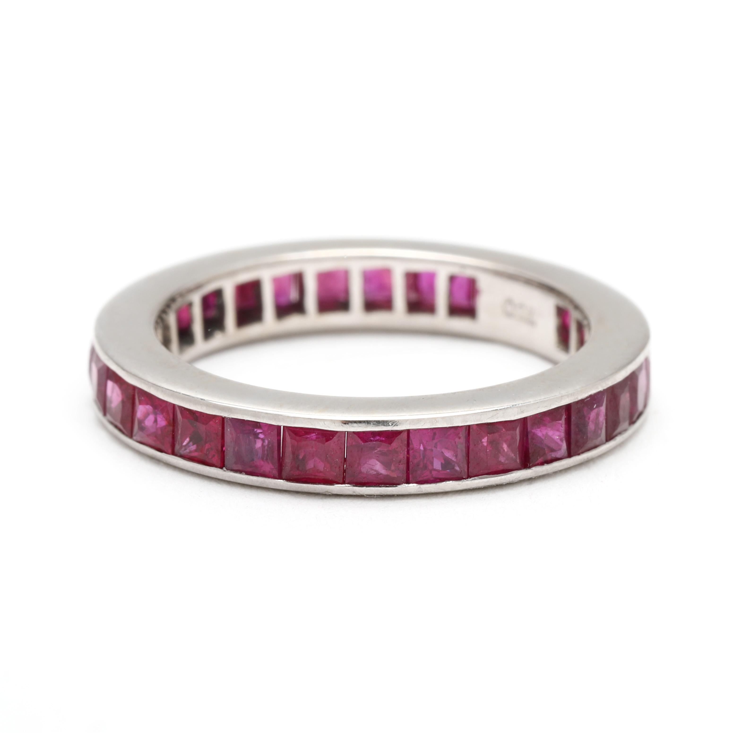 Bague d'éternité carrée en or blanc 18 carats avec rubis 5,6 carats, taille de bague 6 Bon état - En vente à McLeansville, NC