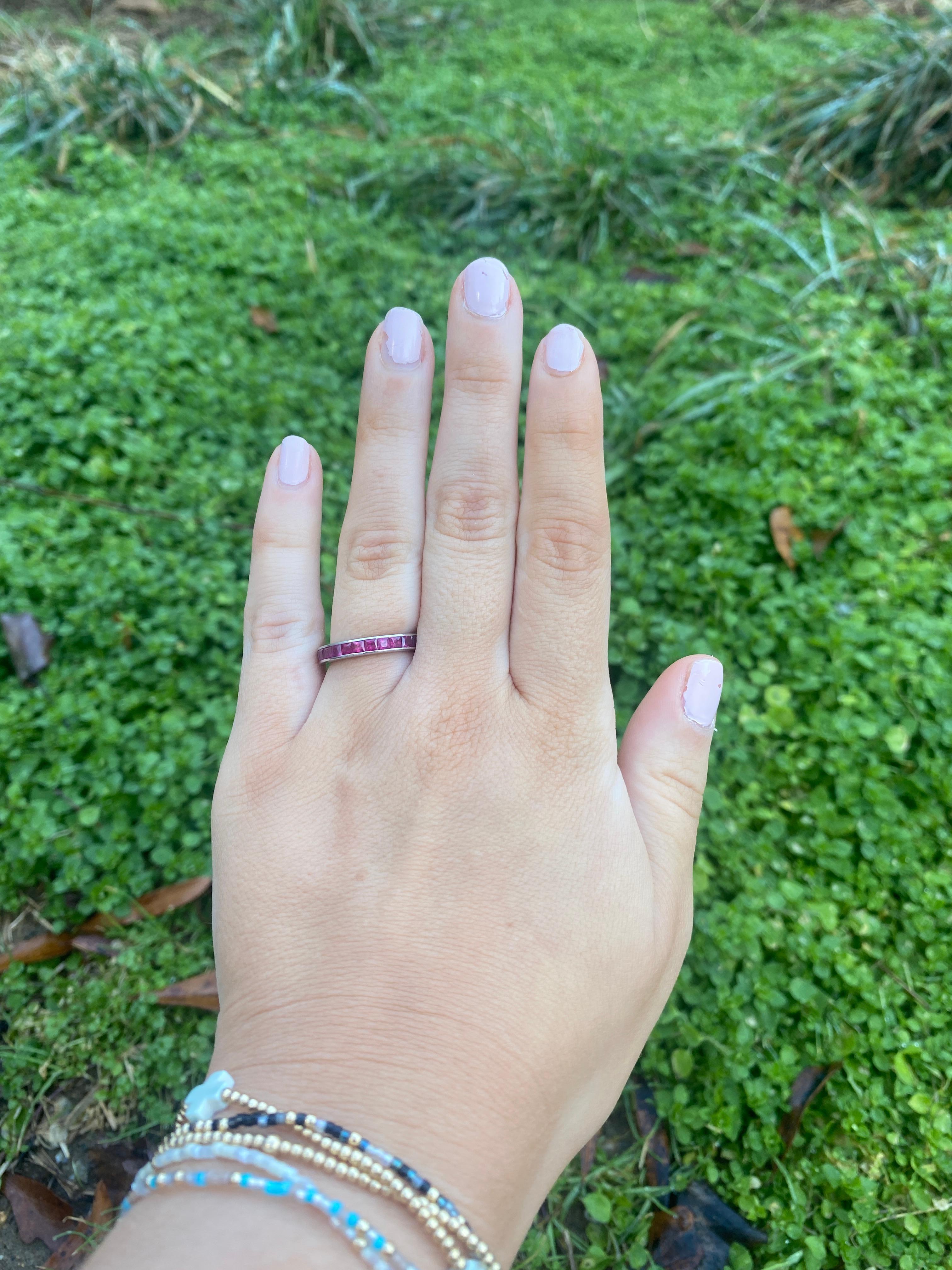 Bague d'éternité carrée en or blanc 18 carats avec rubis 5,6 carats, taille de bague 6 en vente 1