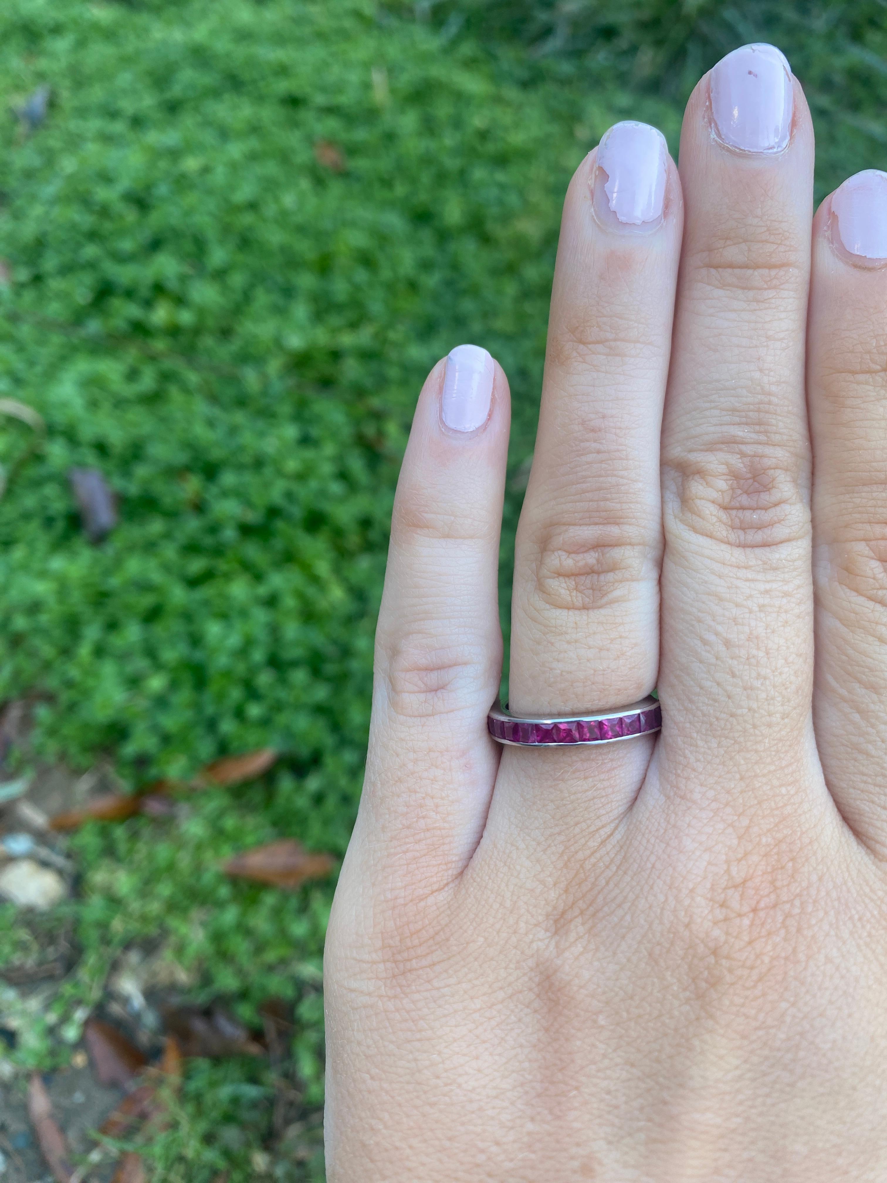 Bague d'éternité carrée en or blanc 18 carats avec rubis 5,6 carats, taille de bague 6 en vente 2