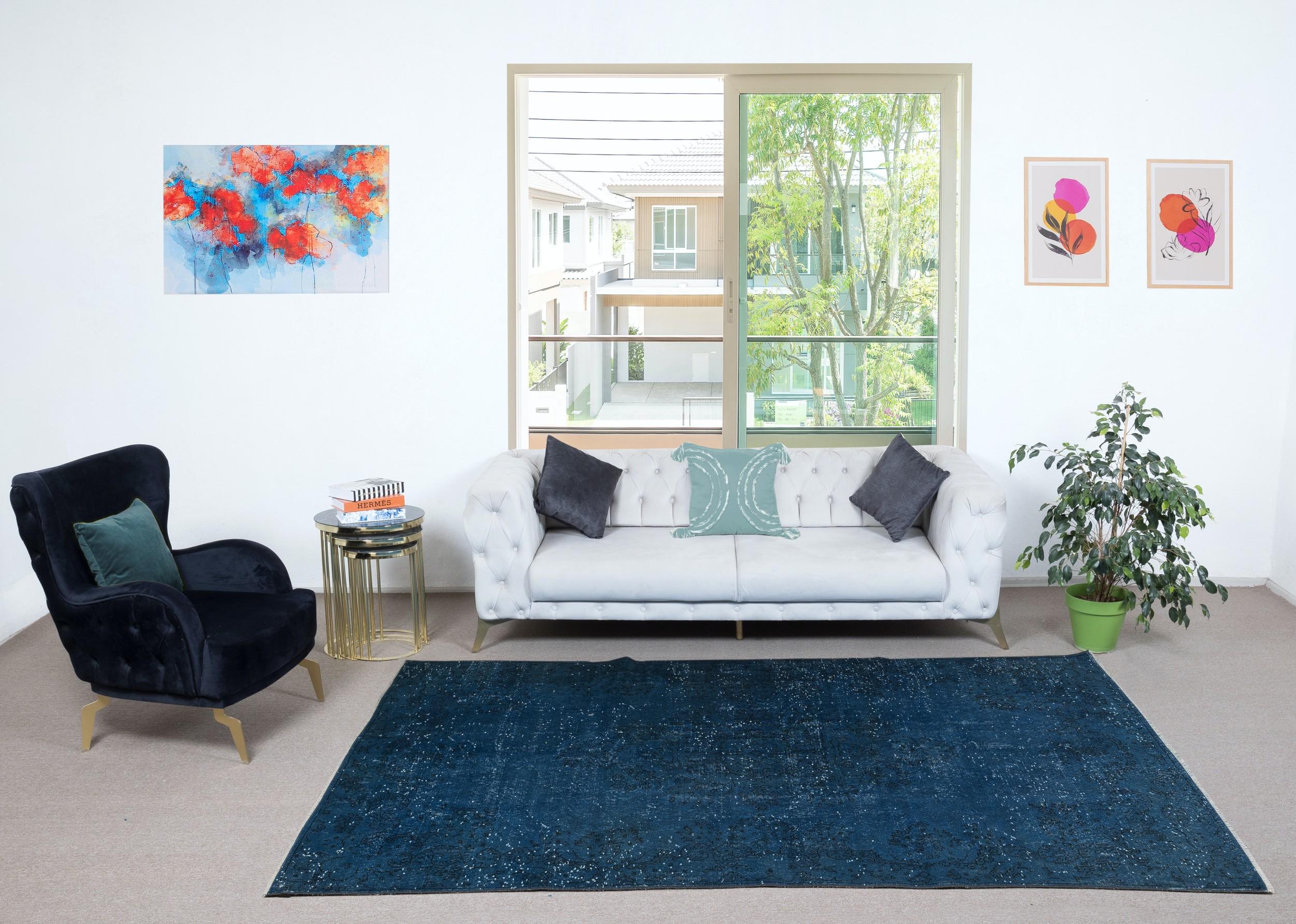 Nos tapis surteints sont tous des pièces vintage nouées à la main qui sont recréées dans notre atelier pour répondre à un plus large éventail de choix de décoration intérieure, du moderne au côtier, de l'industriel au rustique/cottage. Ces tapis