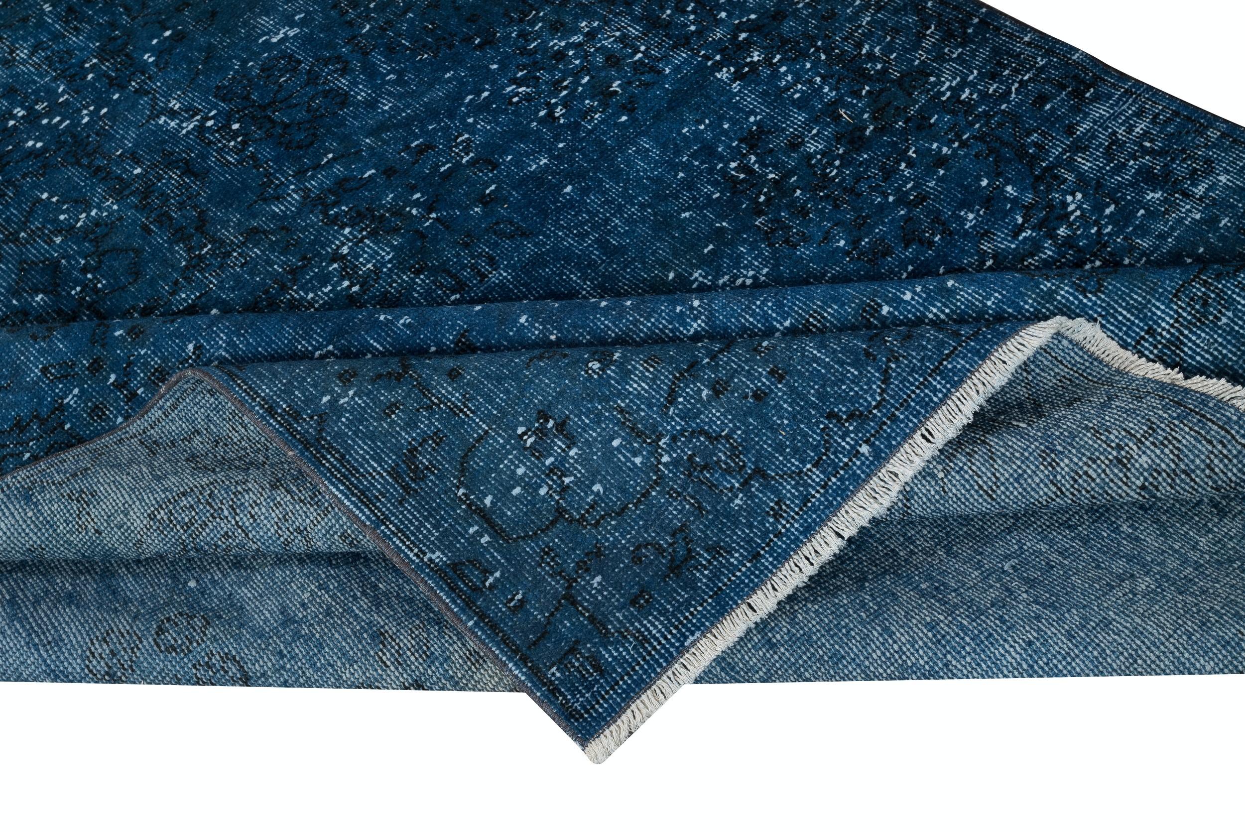 Moderne 5.6x10 Ft Blue Area Rug for Contemporary Interiors, Handmade in Turkey (tapis bleu pour intérieurs contemporains, fait à la main) en vente