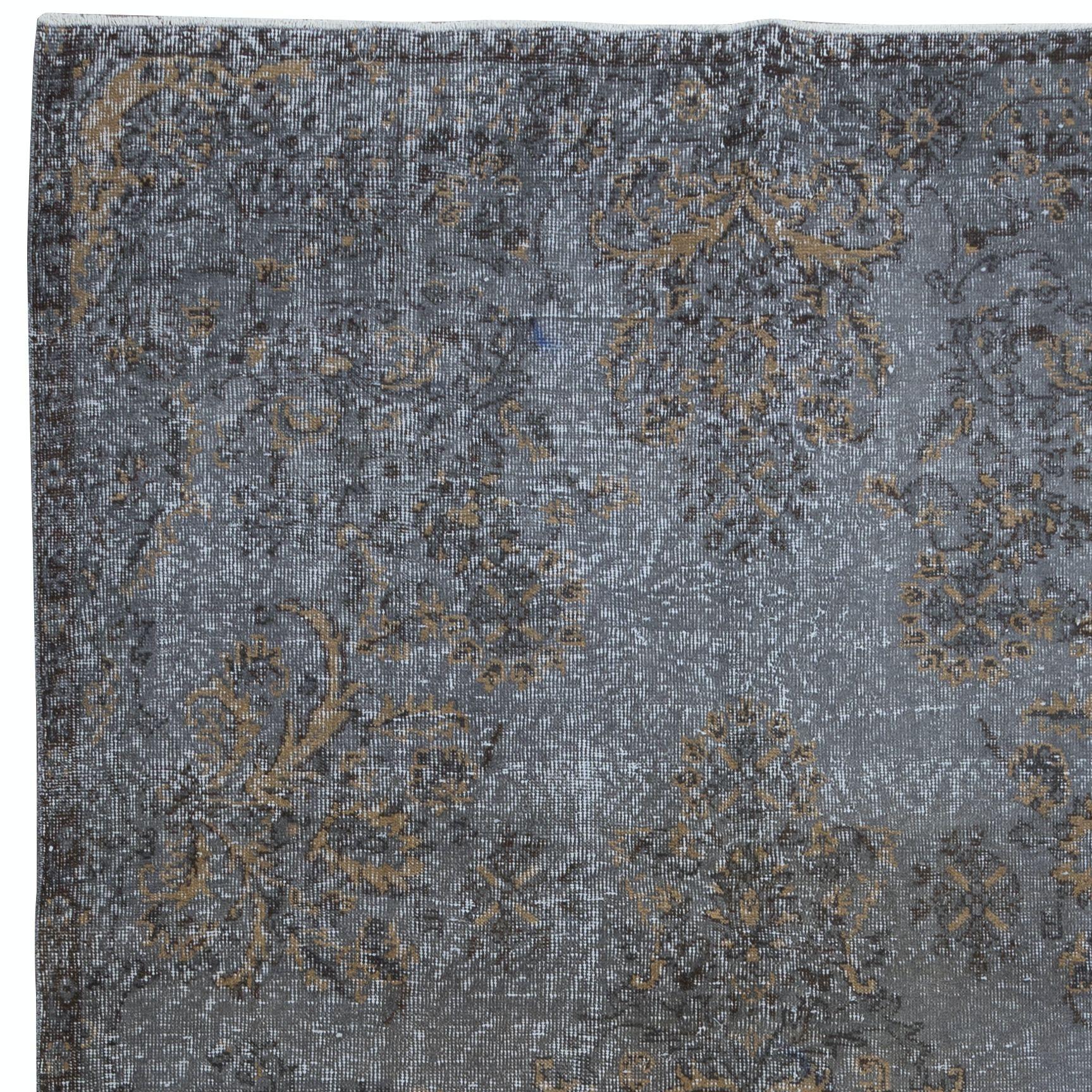 5.6x10 Ft Handmade Room Size Rug, Modern Turkish Carpet in Gray & Beige In Good Condition For Sale In Spring Valley, NY