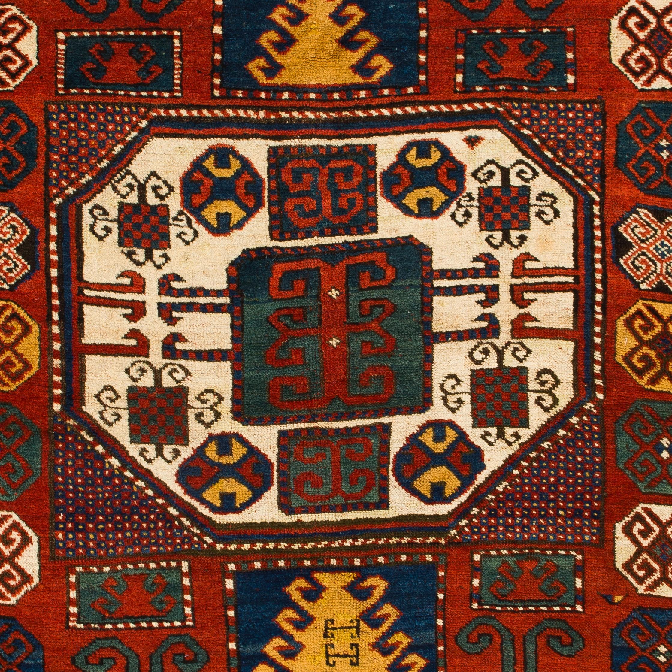 Ein sehr sammelwürdiger antiker kaukasischer Karatchoph-Kazak-Teppich in ausgezeichnetem Originalzustand mit vollem, weichem Wollflor und schönen natürlichen Farbstoffen.
Größe: 5,6x6,7 Fuß 