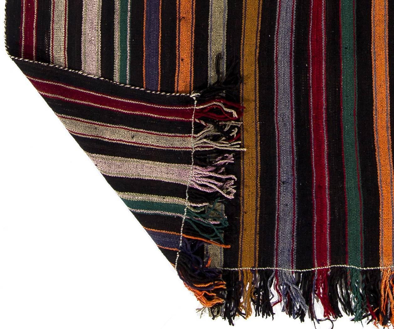 Ein handgewebter Vintage-Kilim (flachgewebter Teppich) aus der Osttürkei. 100% natürliche Wolle.
Diese Art von Kelims wurde im 20. Jahrhundert in ganz Anatolien für den täglichen Gebrauch und nicht für den Wiederverkauf oder den Export hergestellt