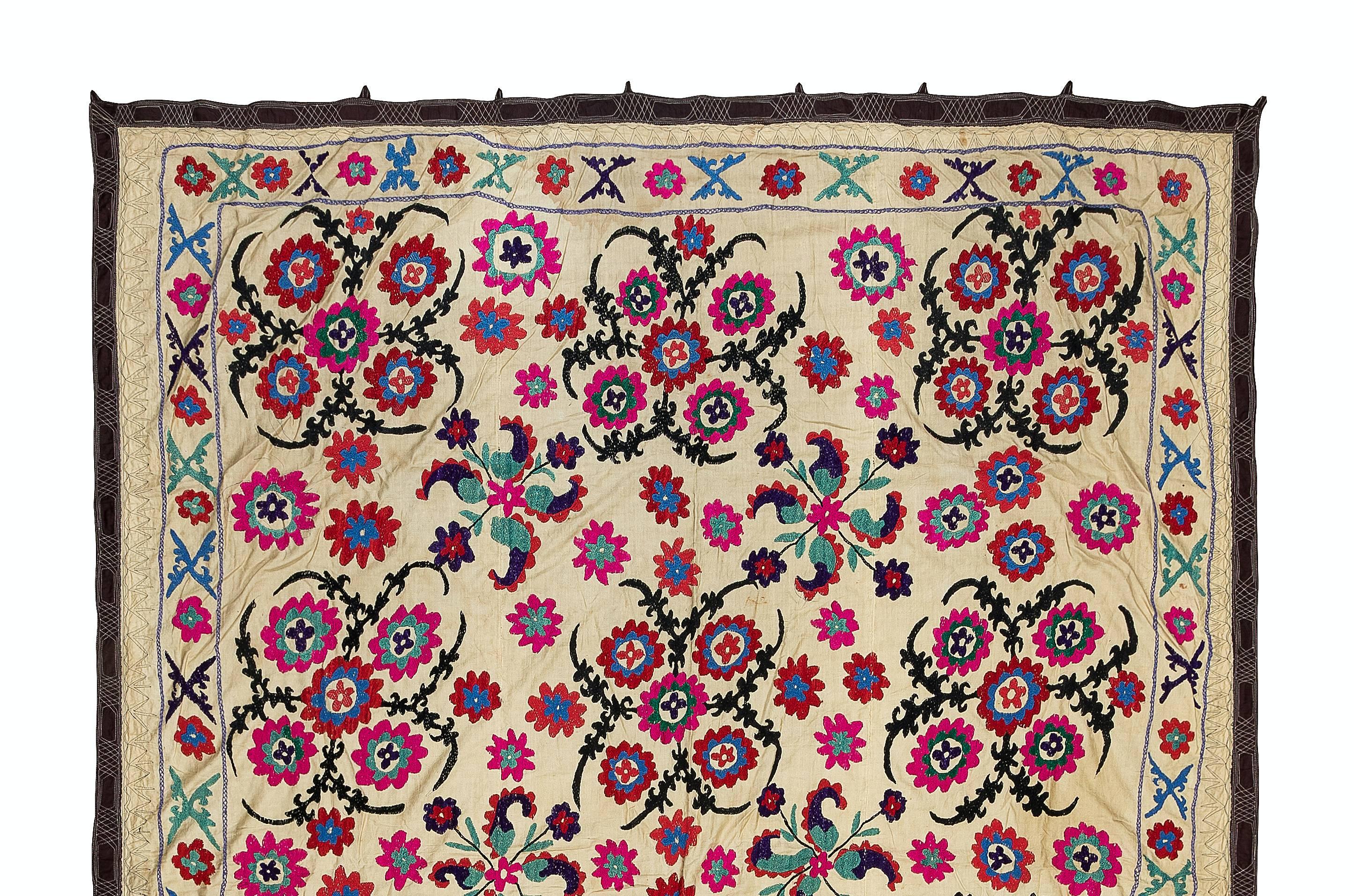 Suzani, terme d'Asie centrale désignant un type spécifique de travaux d'aiguille, est également le nom plus général des pièces textiles décoratives extrêmement populaires qui présentent ces travaux d'aiguille dans des couleurs vives avec des motifs
