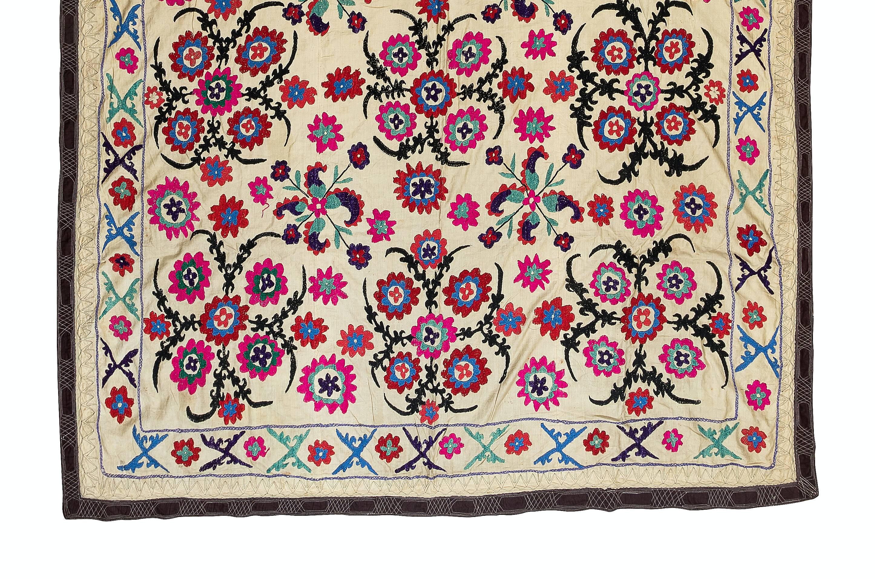 Ouzbek 5.6x7.4 Ft Decorative Silk Embroidery Bed Cover, Uzbek Vintage Suzani Tablecloth en vente