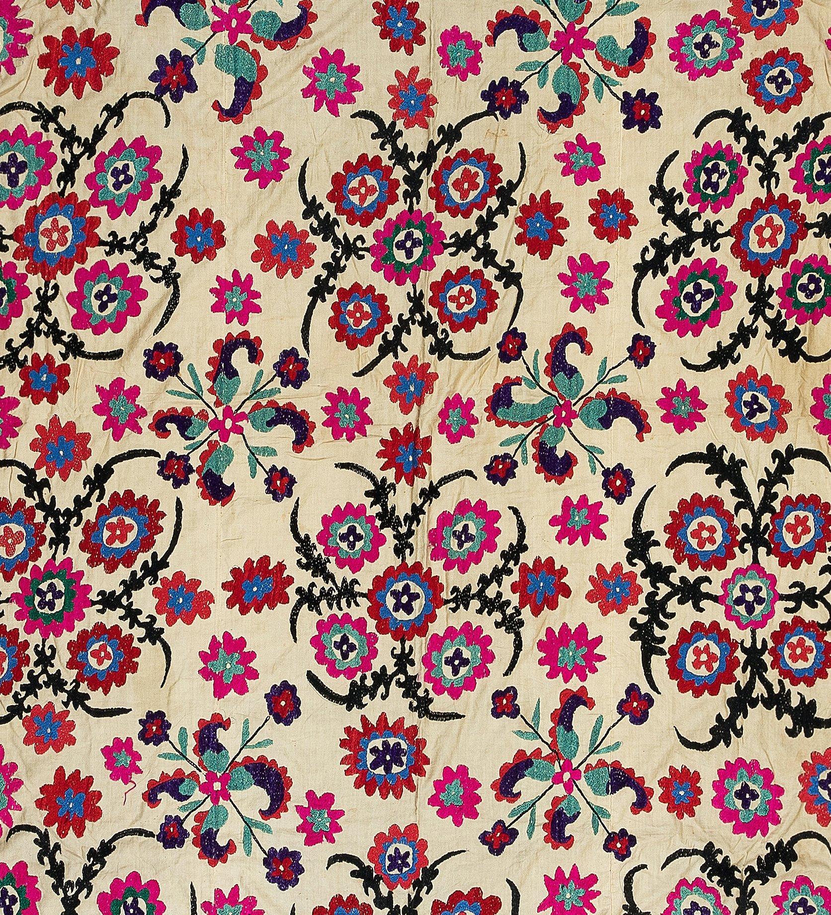 Brodé 5.6x7.4 Ft Decorative Silk Embroidery Bed Cover, Uzbek Vintage Suzani Tablecloth en vente