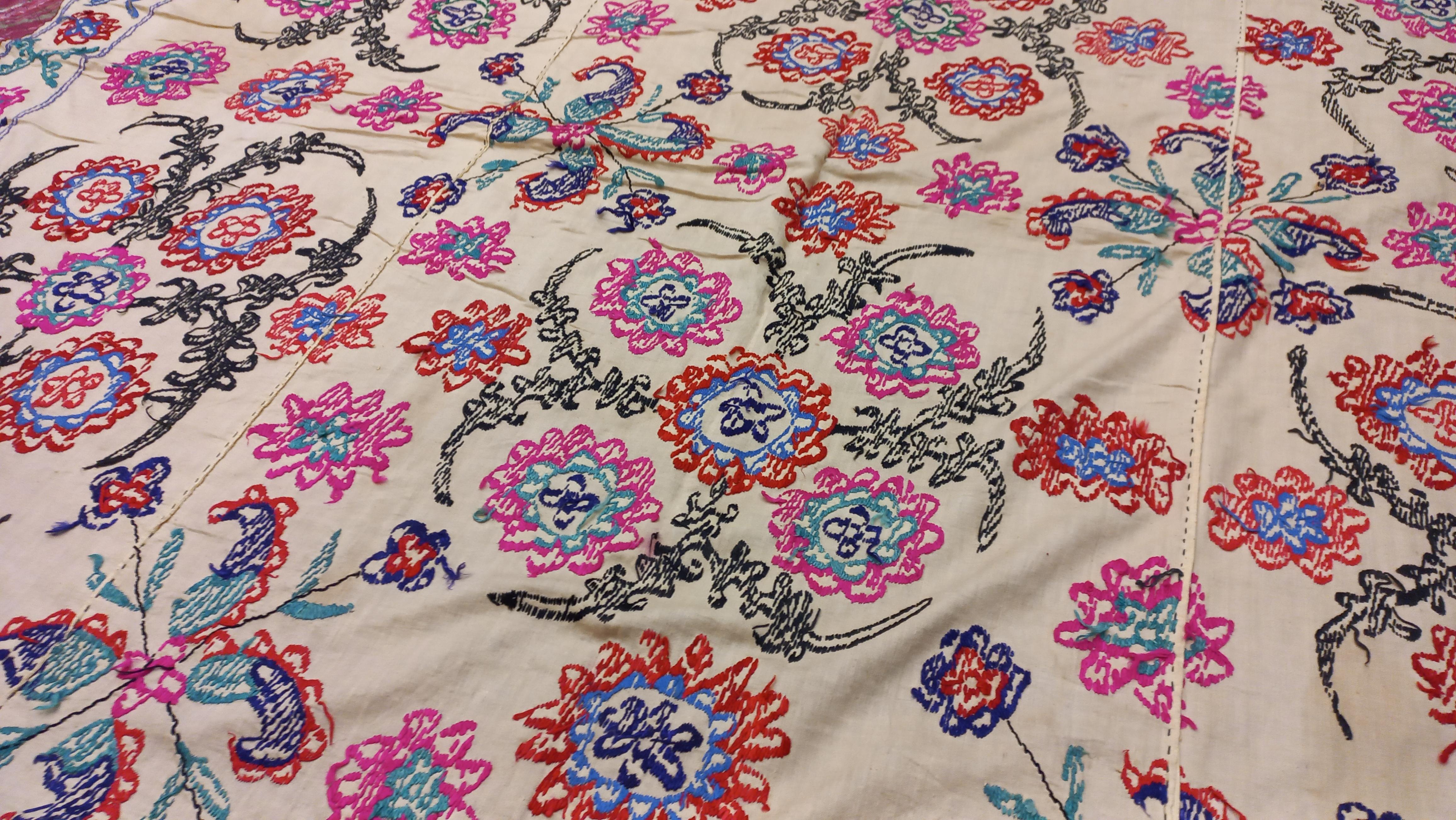 5.6x7.4 Ft Decorative Silk Embroidery Bed Cover, Uzbek Vintage Suzani Tablecloth en vente 1