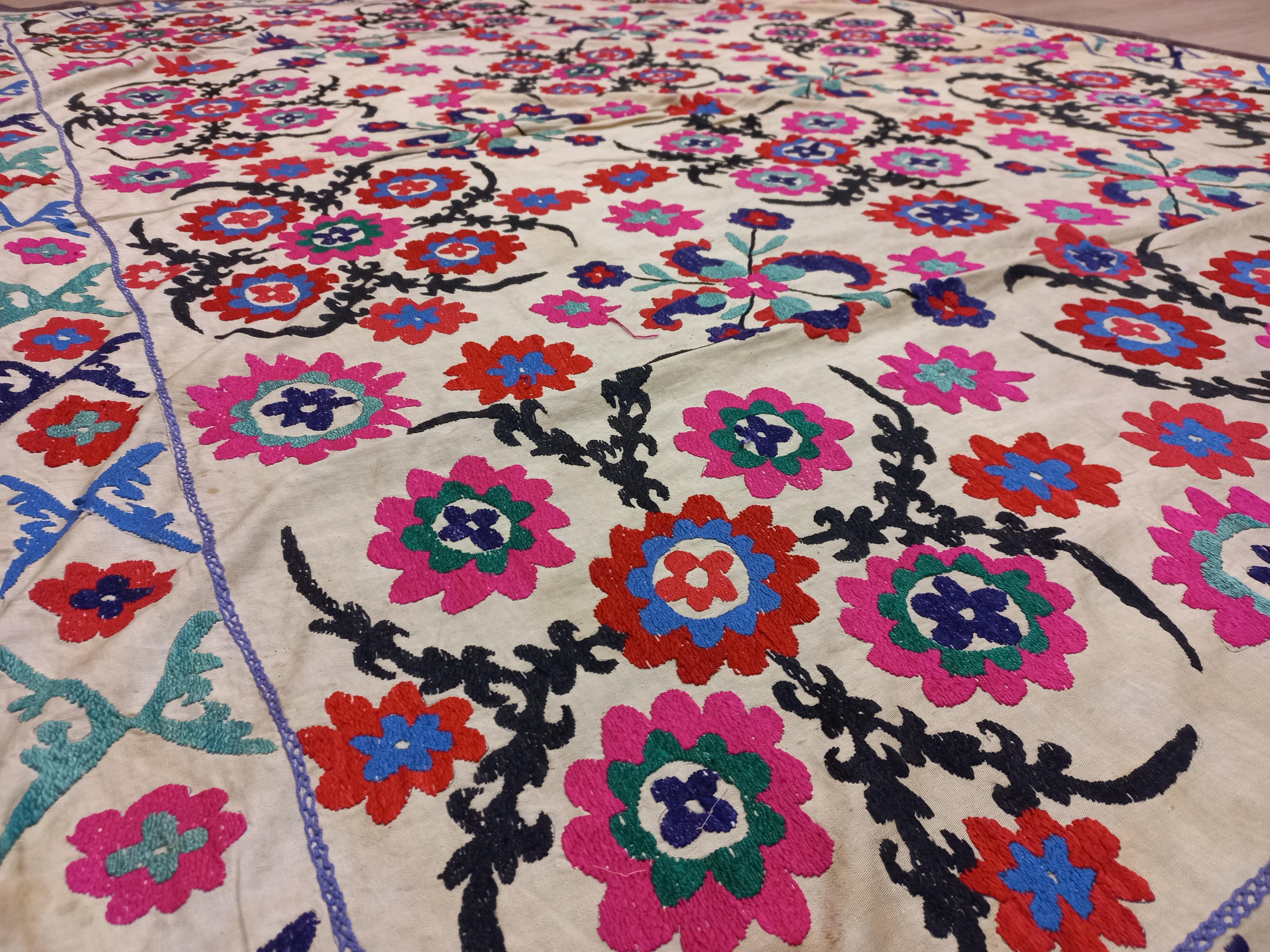 5.6x7.4 Ft Silk Embroidery Bed Cover, Uzbek Vintage Floral Pattern Wall Hanging For Sale 3
