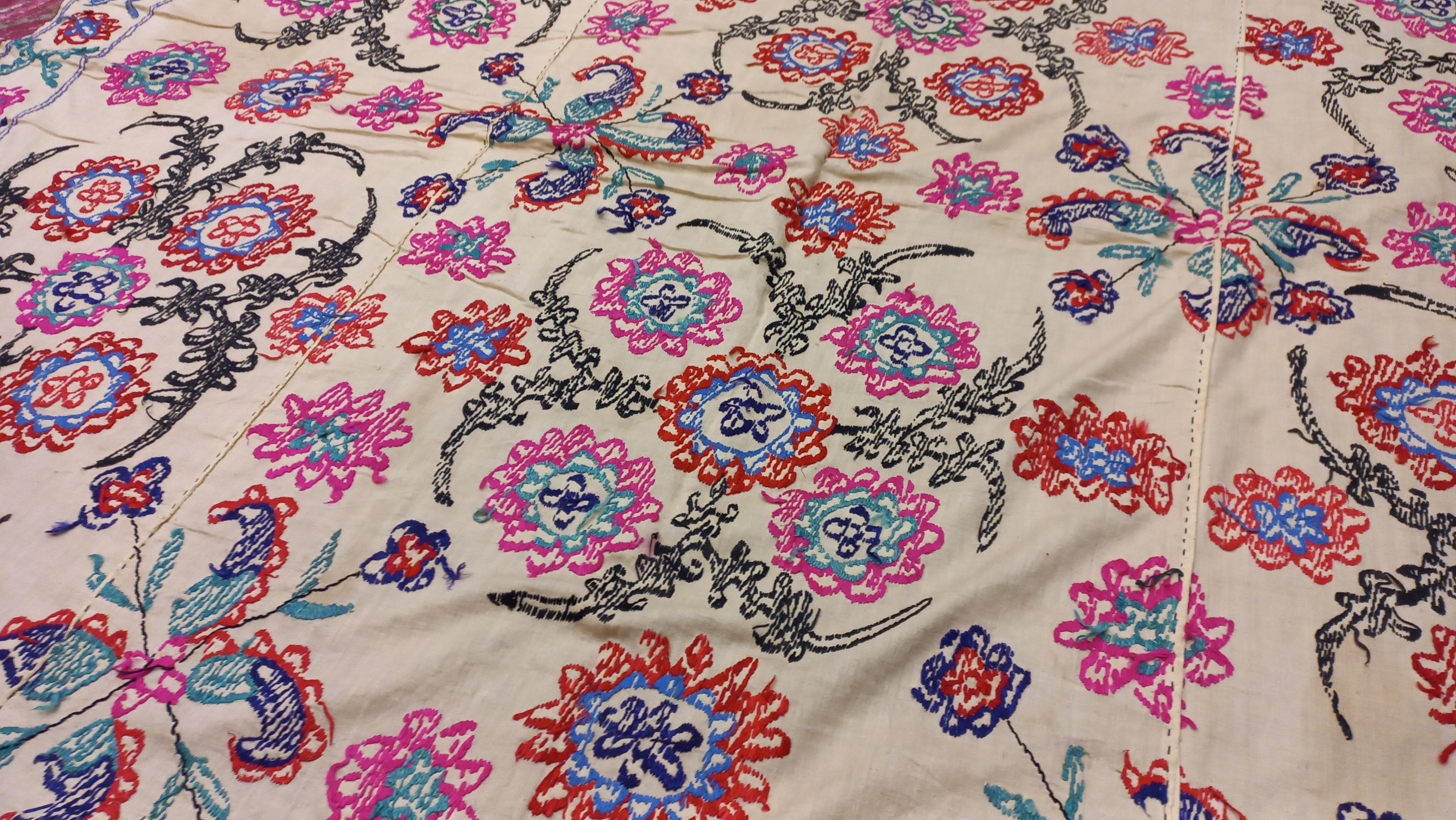 Cotton 5.6x7.4 Ft Silk Embroidery Bed Cover, Uzbek Vintage Floral Pattern Wall Hanging For Sale