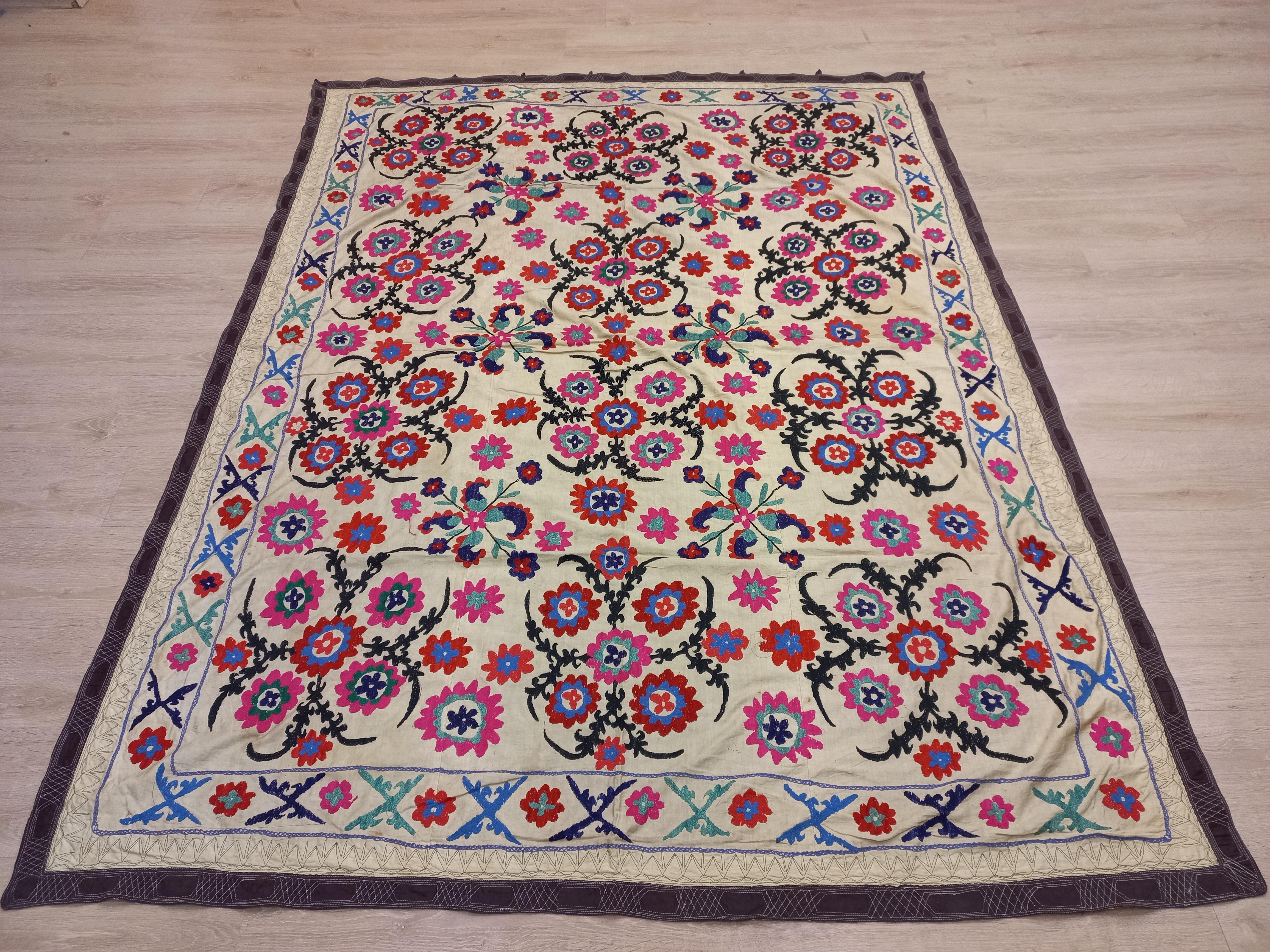 5.6x7.4 Ft Silk Embroidery Bed Cover, Uzbek Vintage Floral Pattern Wall Hanging For Sale 1