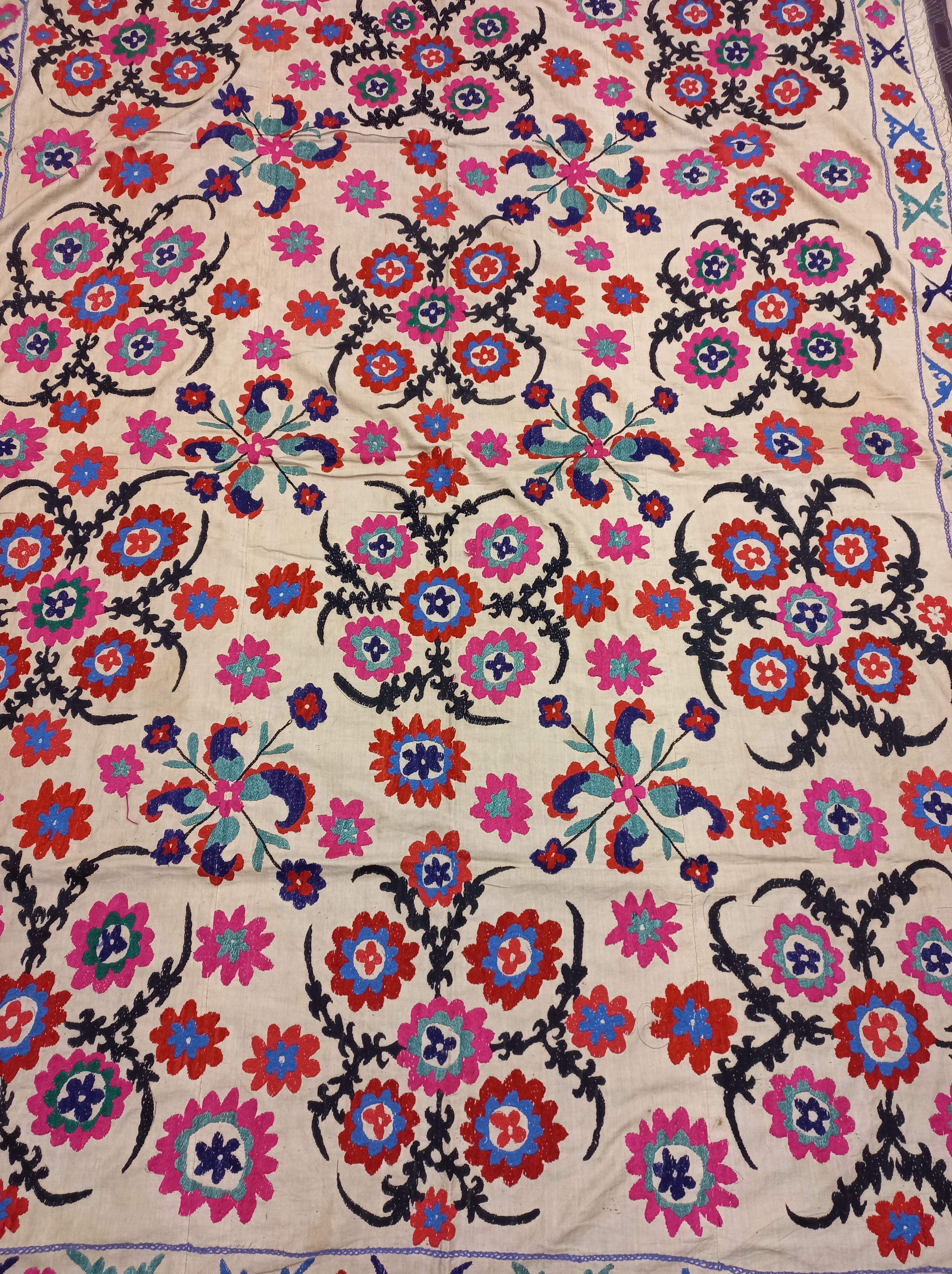 5.6x7.4 Ft Silk Embroidery Bed Cover, Uzbek Vintage Floral Pattern Wall Hanging For Sale 2